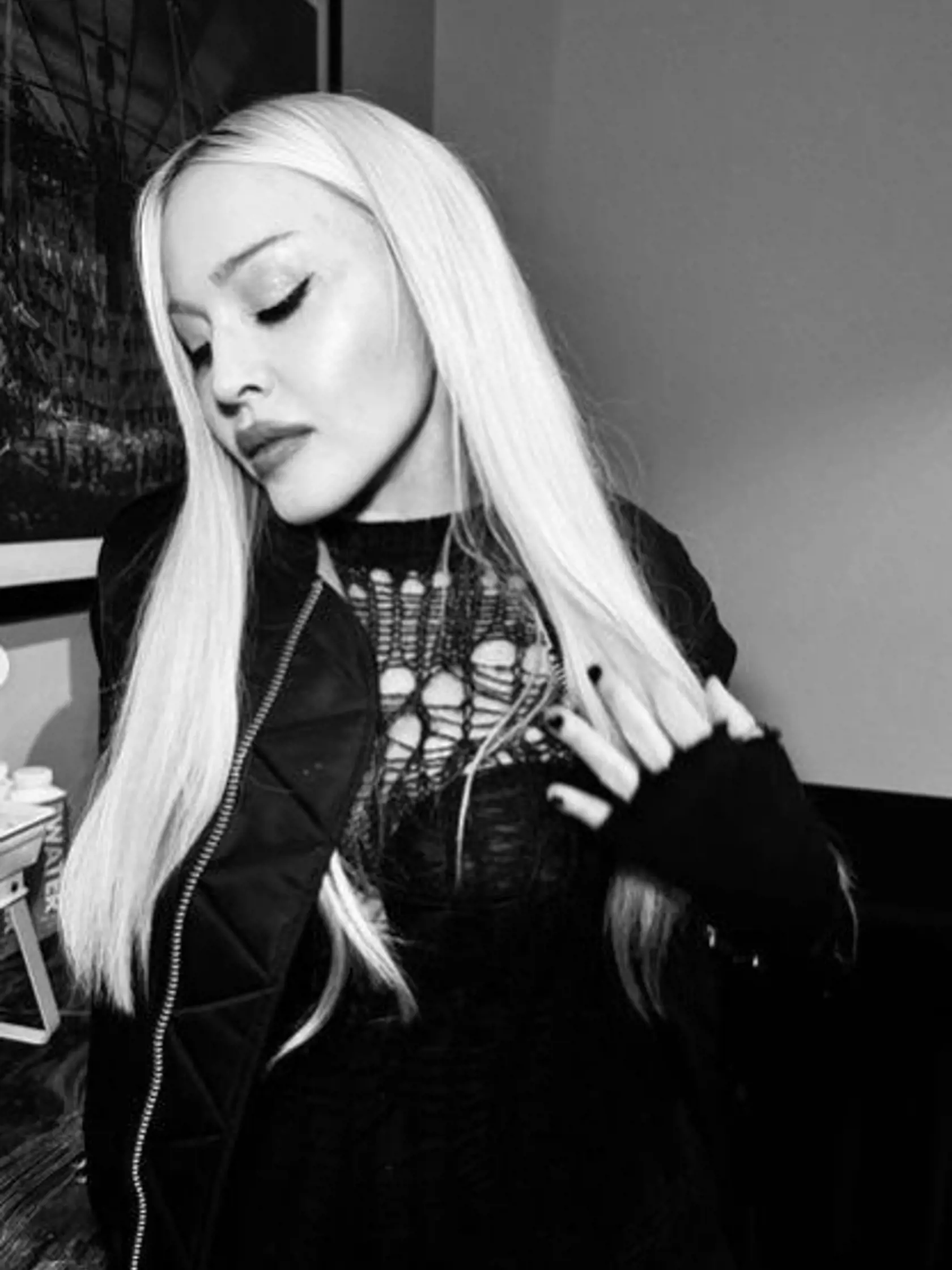 Madonna zrejme patrí ku "cool" mamám, ktorým nerobí problém zobrať svoje 12-ročné dievčatá Estere Mwale Ciccone a Stellu Mwale Ciccone aj do zákulisia, aby sa stretli s hviezdou Billie Eilish.