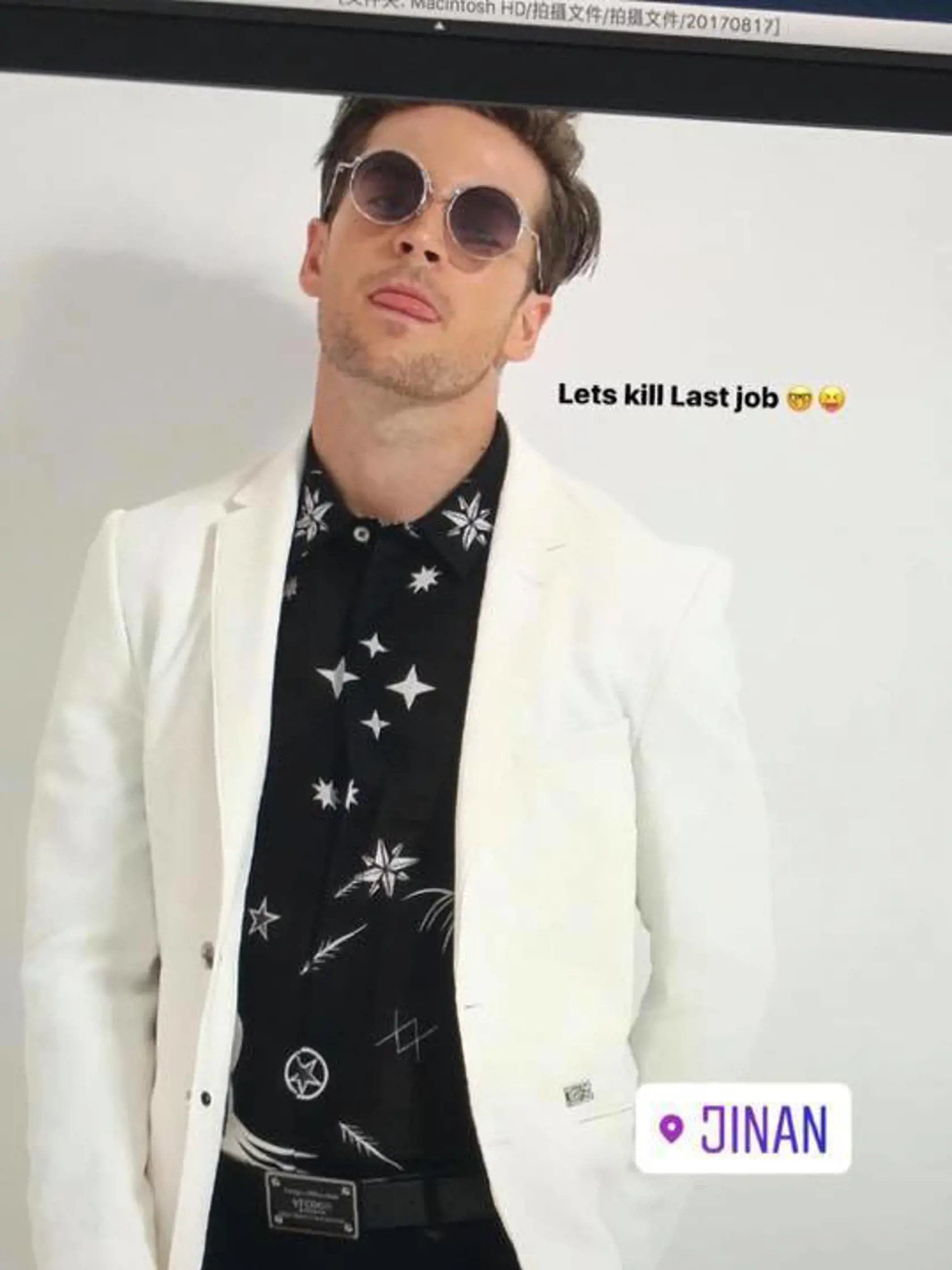 Pre český Blesk to vo štvrtok potvrdil organizátor súťaže Muž roka David Novotný s tým, že za modelom Antonín stihla ešte odcestovať jeho mama.