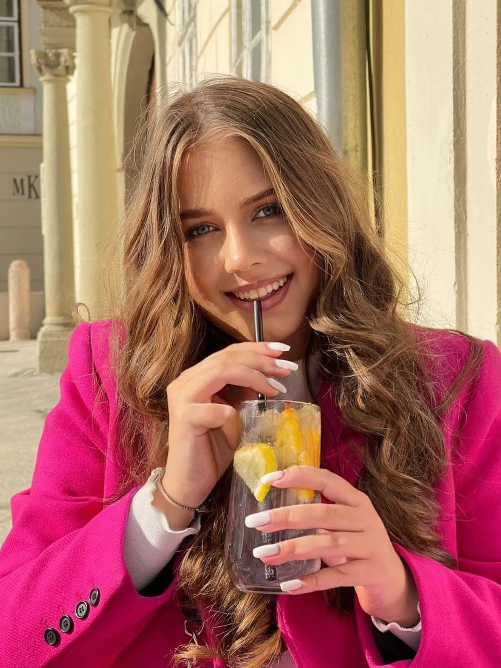 Petra (18) Bratislava: Žiaľ, v Bratislave sa už veľmi ťažko dá nájsť menu za túto sumu. Bežná cena sa pohybuje nad 6 eur. Obedy si zvyčajne varím doma, alebo idem jesť niekam von do reštaurácie.