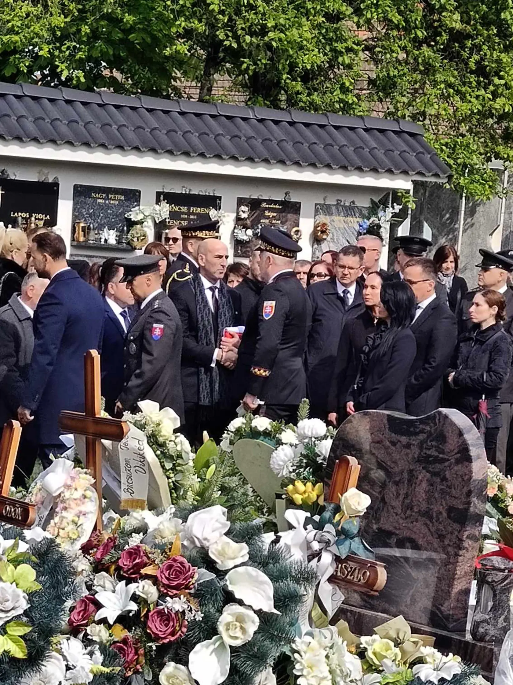 Csémi dostal za manželku aj slovenskú vlajku.