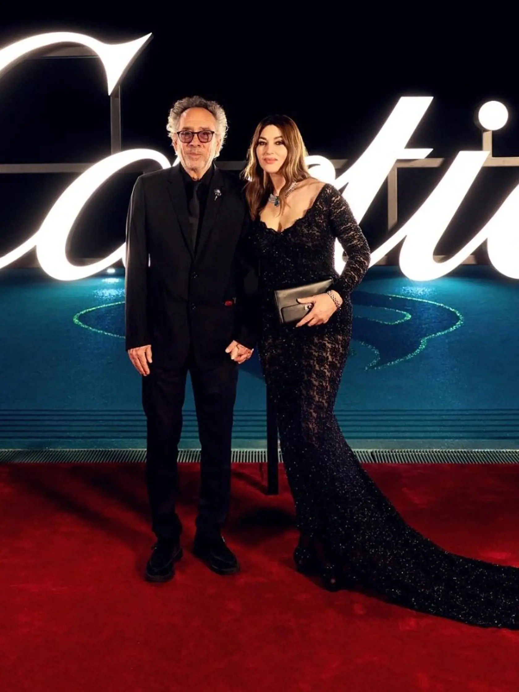 Monica Bellucci a Tim Burton tvoria pár. Režisér je známy napríklad filmom Ospalá diera alebo Nožnicovoruký Edward s  Johnny Deepom.