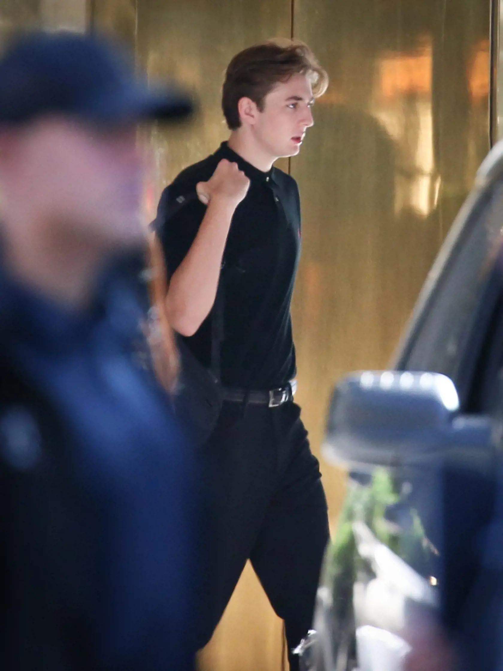 Barron Trump je stále obklopený akousi tajomnou aurou a verejnosť sa zaujíma, čo všetko mu budúcnosť prinesie. Bude pokračovať v stopách svojej rodiny v podnikaní, alebo sa vydá vlastnou, odlišnou cestou?