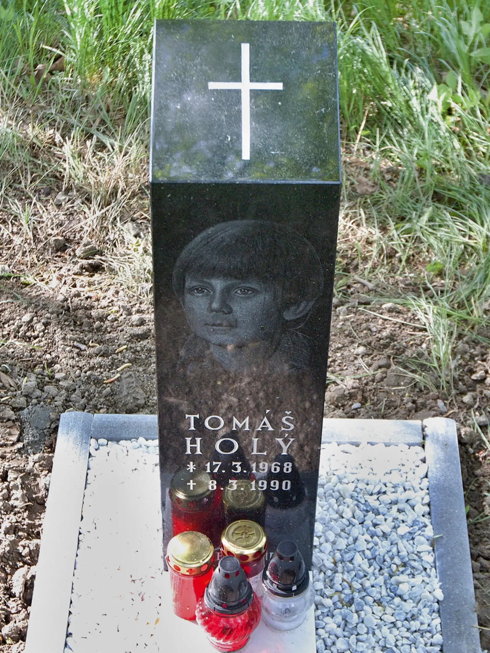 Takto vyzerá hrob Tomáša Holého.