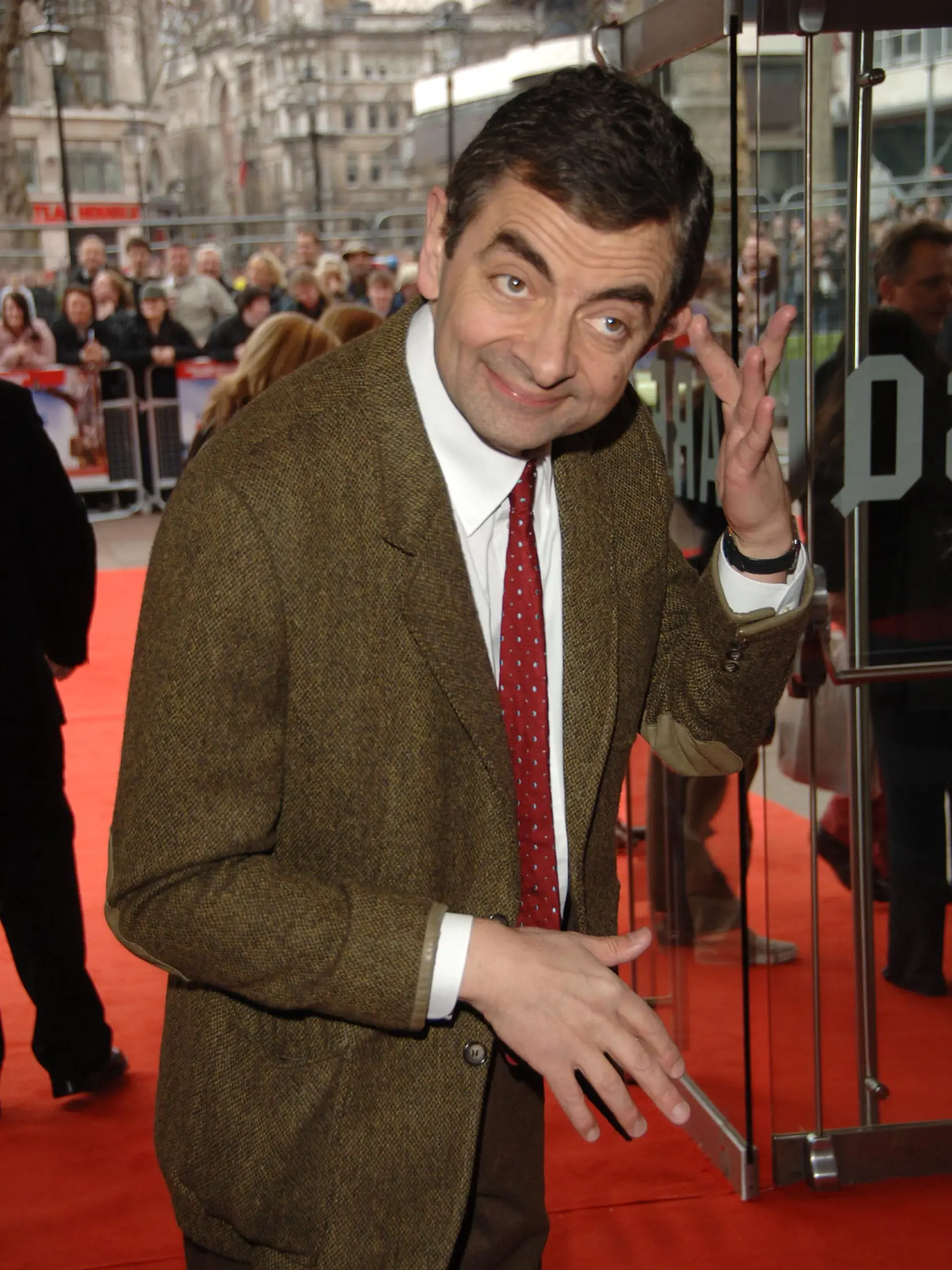 Ak by sme si mali vybrať jednu jedinú komickú postavičku, ktorú zaručene pozná celý svet, bol by to nepochybne Mr. Bean. Tichý, ale roztržitý muž s ulízanými vlasmi a medvedíkom dokáže rozosmiať aj bez slov azda každého.