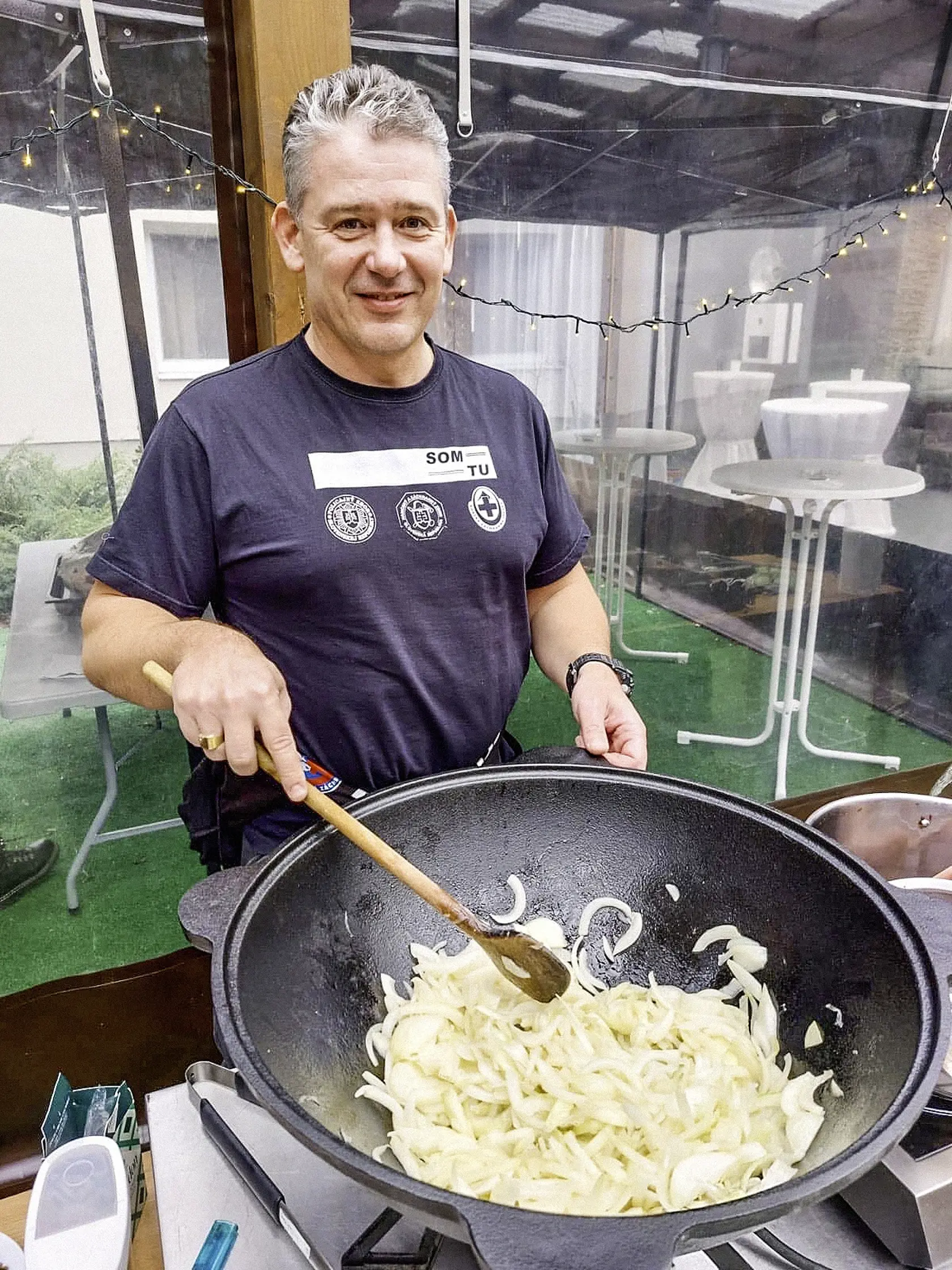 "Naša strana to nezvládla," skonštatoval Mego. "Oni sa snažili pomáhať, ale nebola na to pripravená nejaká koncepcia. A hlavne som nevedel, čo mám ľudom povedať, nevedel som im dať informácie," vravel ďalej. "Nechcem vyvolávať žiadne spory, len som chcel docieliť, aby kompetentné úrady sa snažili dodať ľudom pocit bezpečia," uzavrel starosta.