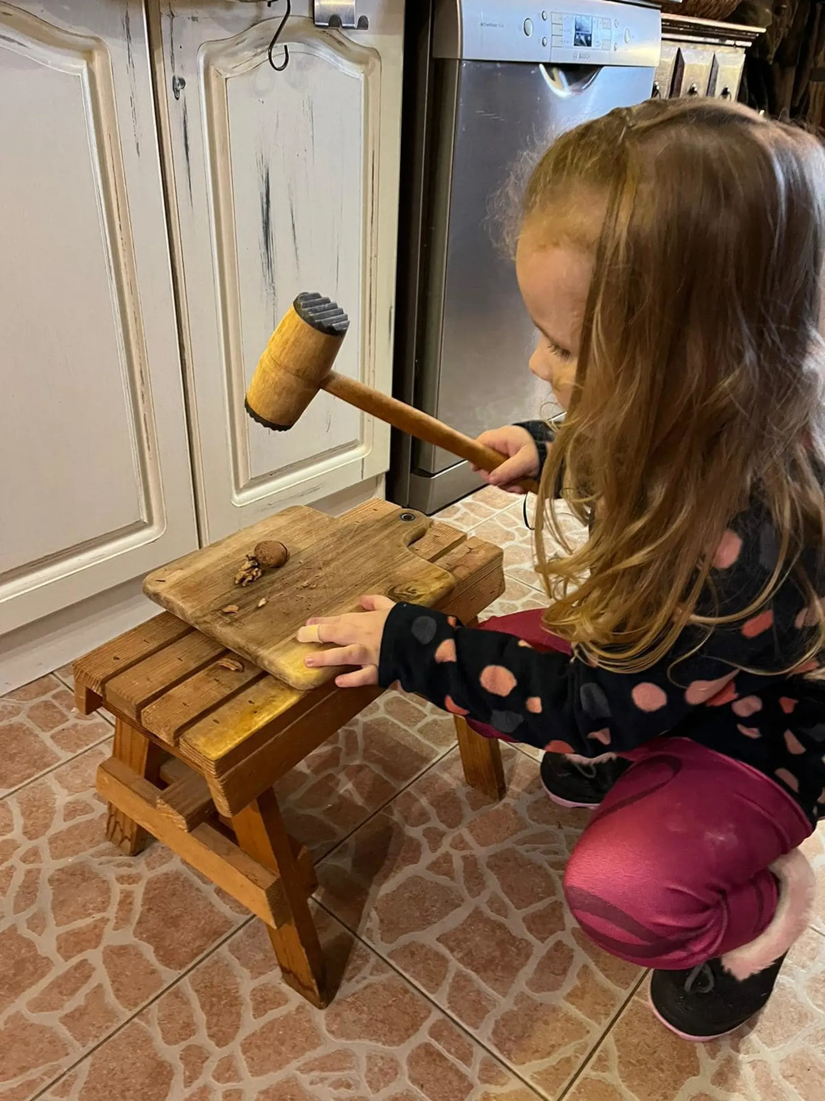 Rozkošná dcérka Rudolfa Huliaka Oxanka (4) pomáhala ockovi aj s rozbíjaním orechov.