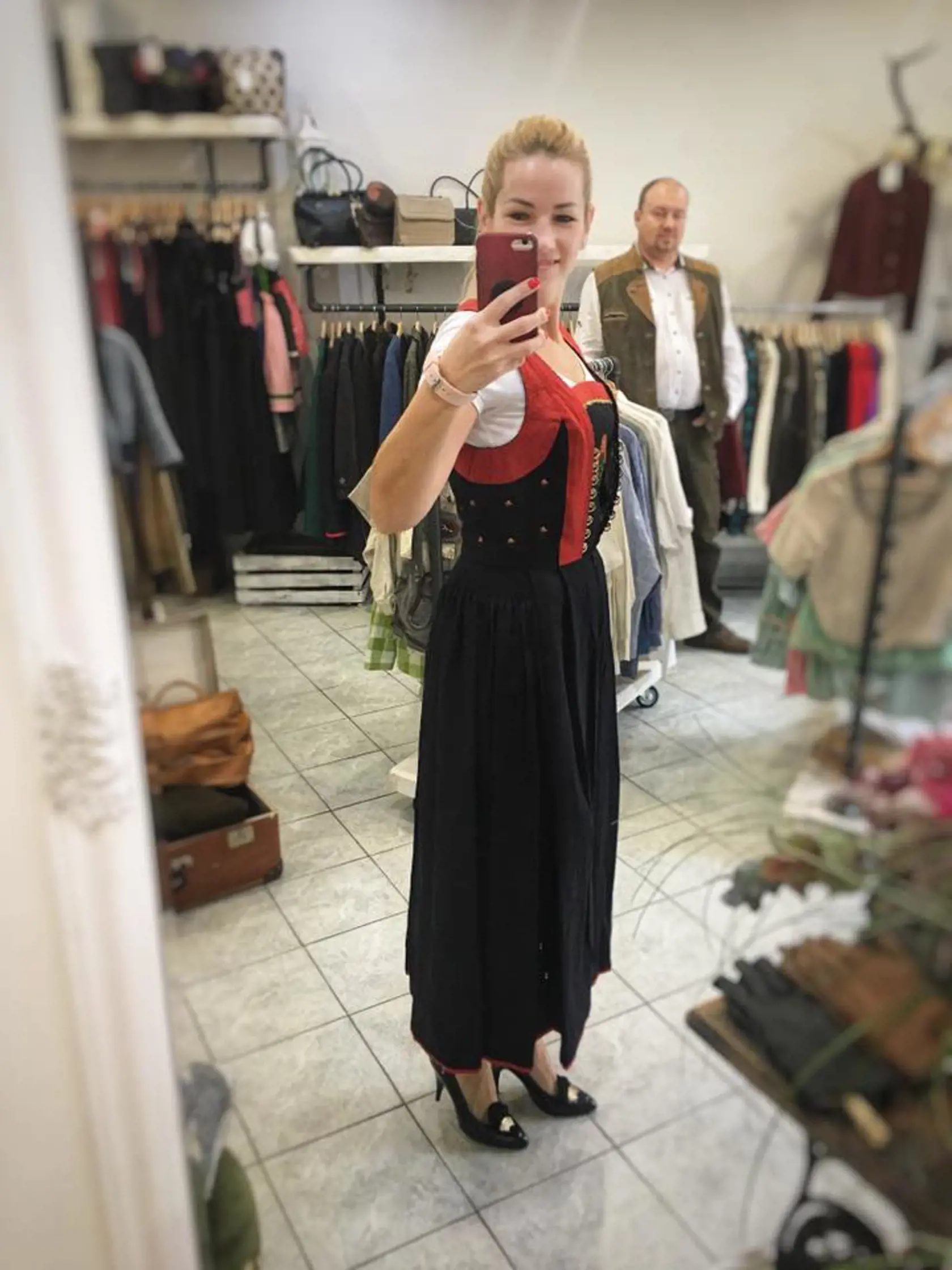 Takto si pred pár rokmi Eva Pšidová skúšala šaty v obchode s vintage oblečením a Rudolf Huliak jej venoval láskyplný pohľad.