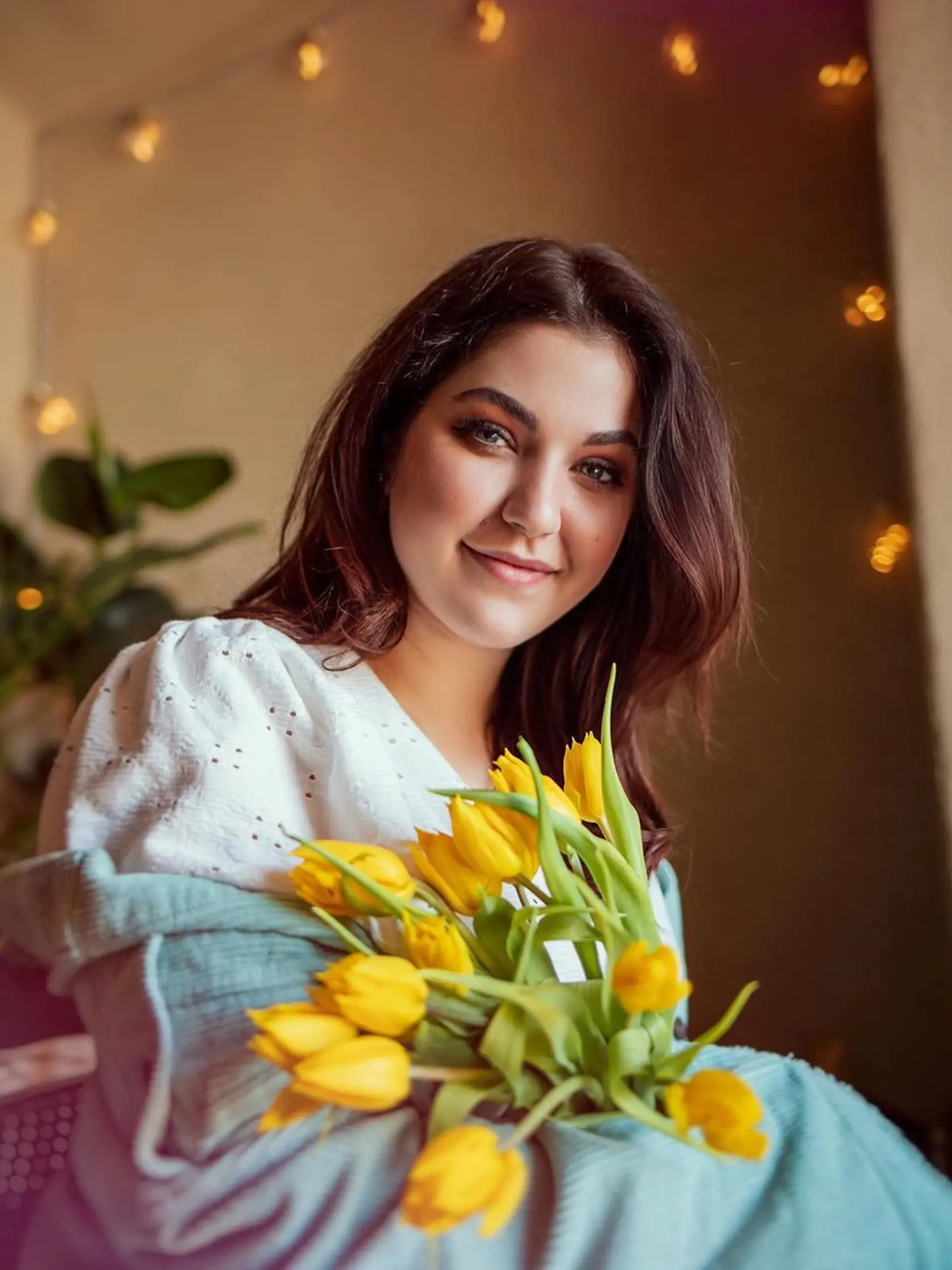 Celeste Buckingham zapózovala so žltými tulipánmi.