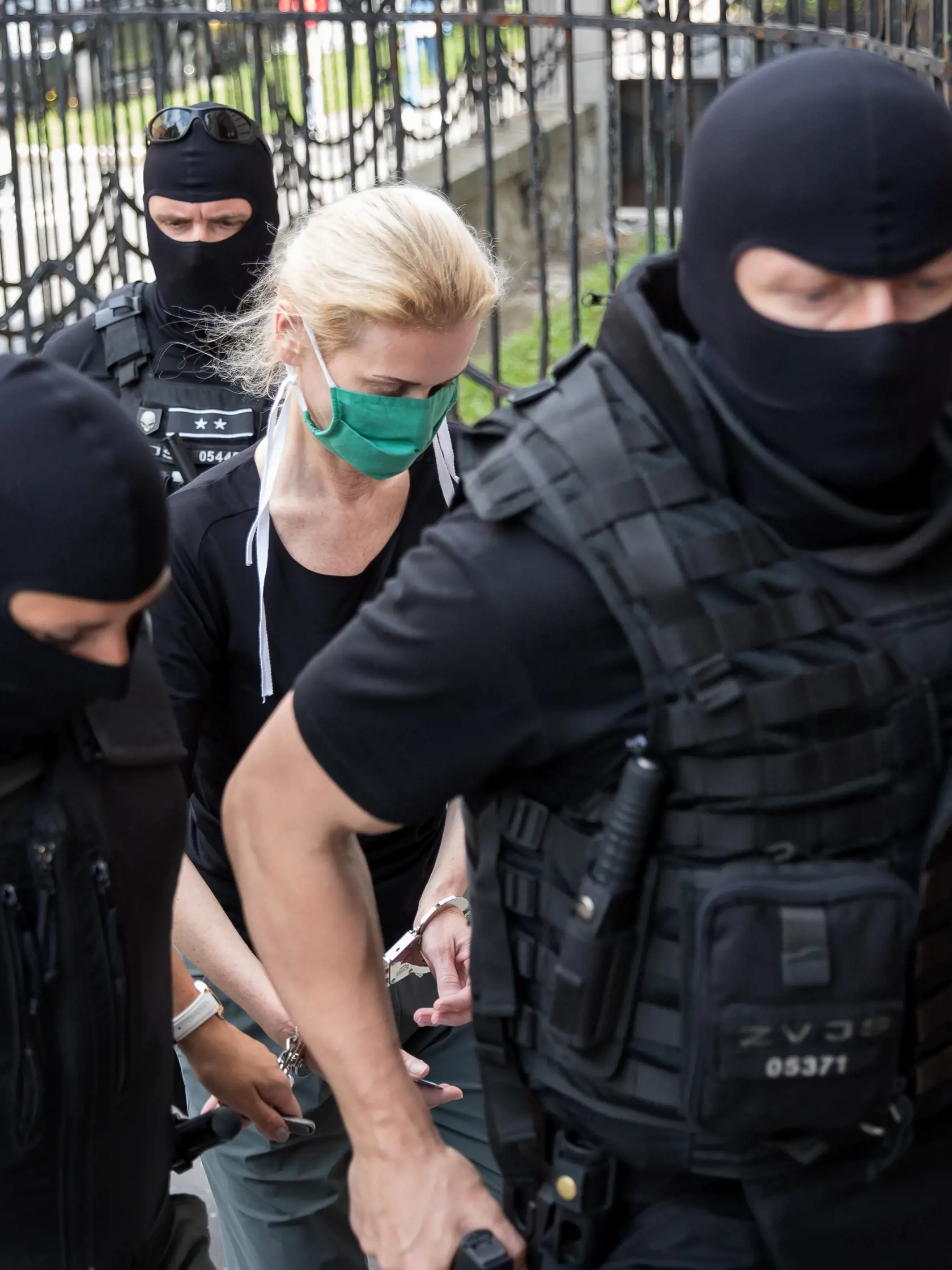 Bývalá štátna tajomníčka a sudkyňa Monika Jankovská je obvinená s prijímania úplatkov. Špecializovaný trestný súd ju na slobodu nepustil.