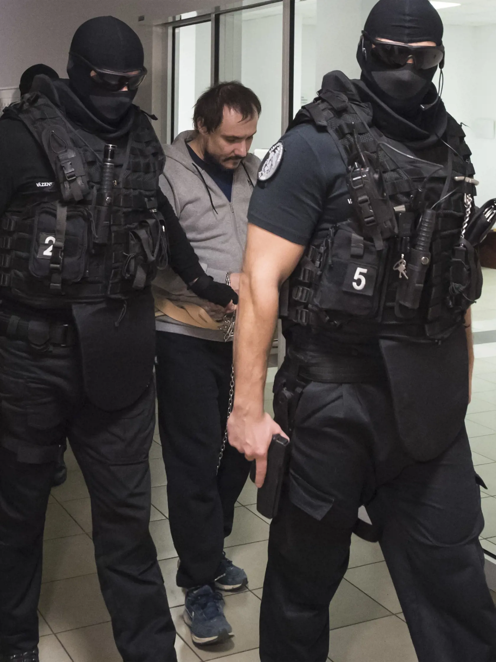 Na snímke Tomáš Sz. (uprostred), obžalovaný z vraždy investigatívneho novinára Jána Kuciaka a jeho snúbenice Martiny Kušnírovej, odchádza zo Špecializovaného trestného súdu v Pezinku 13. novembra 2019. FOTO TASR - Martin Baumann