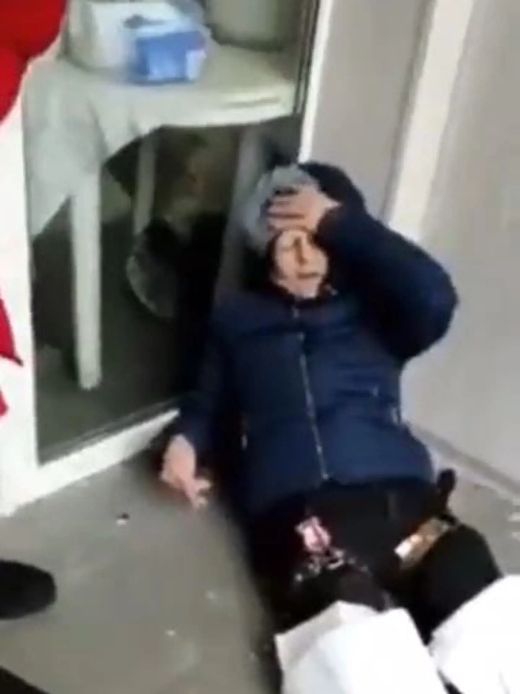 V jednom prípade zranila streľba aj ženu v meste Charkov, ktorej amputovalo dolnú končatinu. Oficiálny počet obetí zatiaľ nie známe. Zo záberov je však zjavné, že streľba a rakety dopadali na civilné, nie na vojenské objekty.