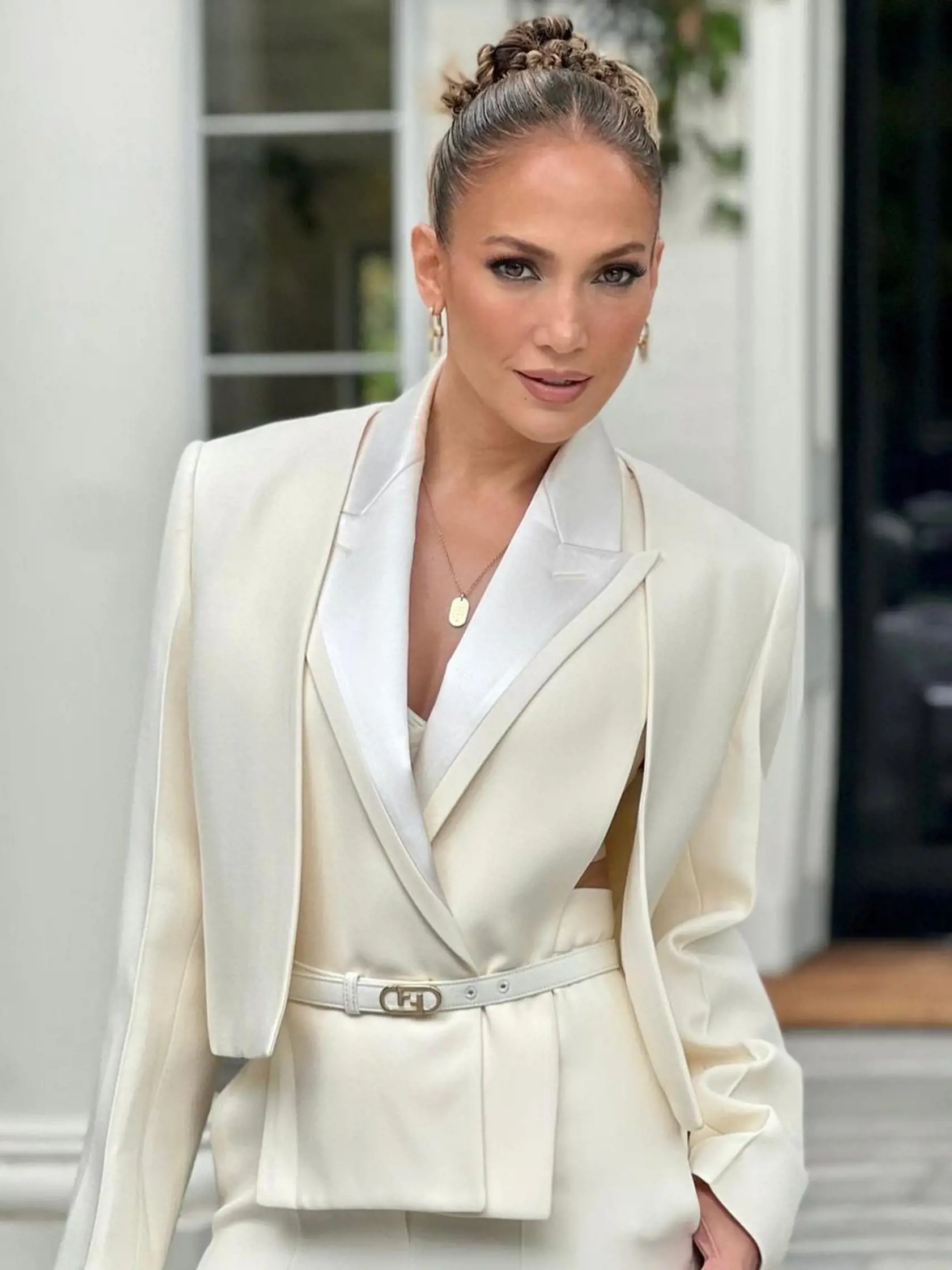 Jennifer Lopez v smotanovom kostýme len tak žiarila.