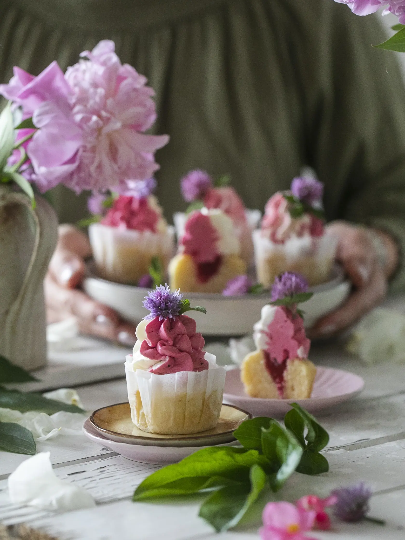 tonka cupcaky s malinovým krémom

recept:
12 KUSOV, PRÍPRAVA 35 MINÚT, PEČENIE 18 AŽ 20 MINÚT
Na cupcaky:
• 150 g hladkej múky • 1 a pol lyžičky kypriaceho prášku • štipka soli
• 115 g masla • 120 g krupicového cukru • 8 g tonka cukru • 2 vajcia L
• 60 ml plnotučného mlieka
Na malinový krém:
• 150 g malín • 3 lyžice kryštálového cukru • štvrť lyžičky kukuričného škrobu • 115 g masla • 50 g práškového cukru • 1 lyžička vanilkového extraktu
• 2 lyžice malinového