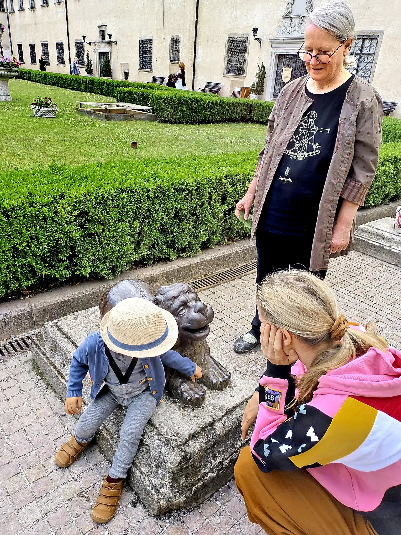 So synom chodia len na výlety v okolí. 