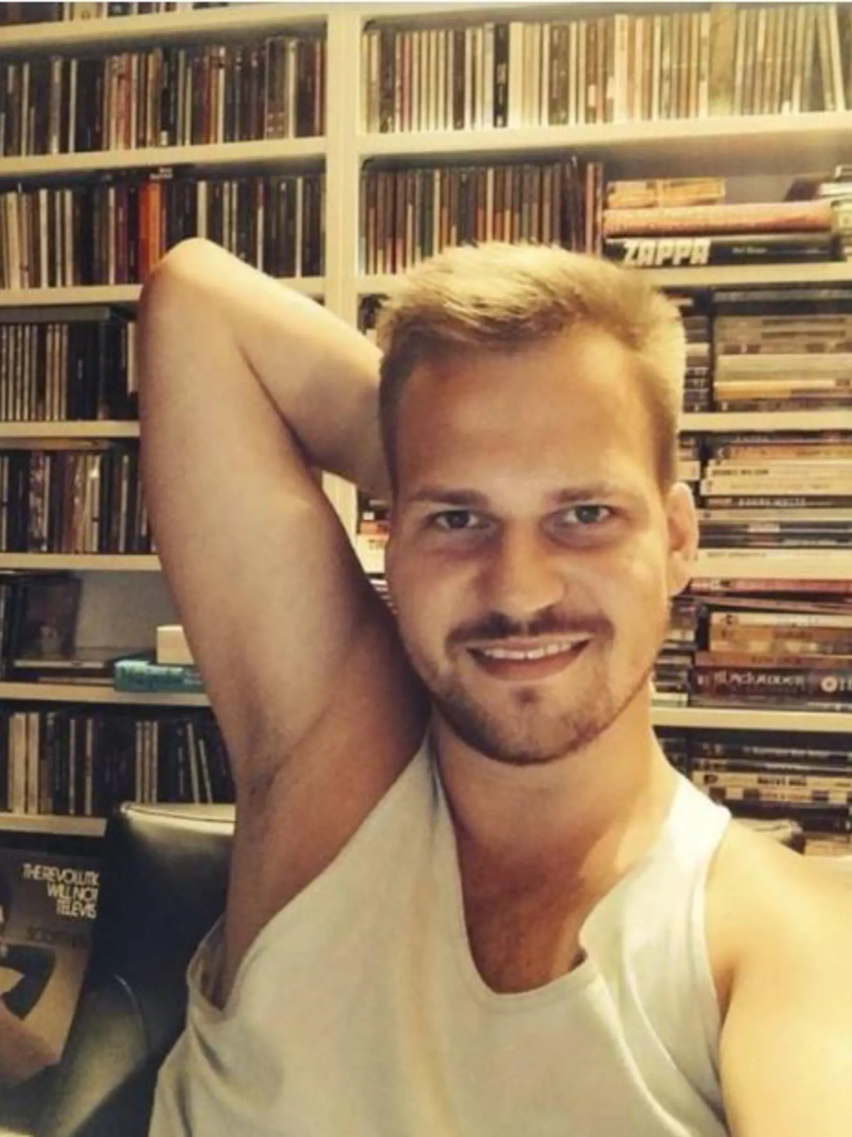 Martin Chodúr muzicíruje na každom poschodí svojho domu v Beskydoch, plného hudobných nástrojov umeleckých diel.