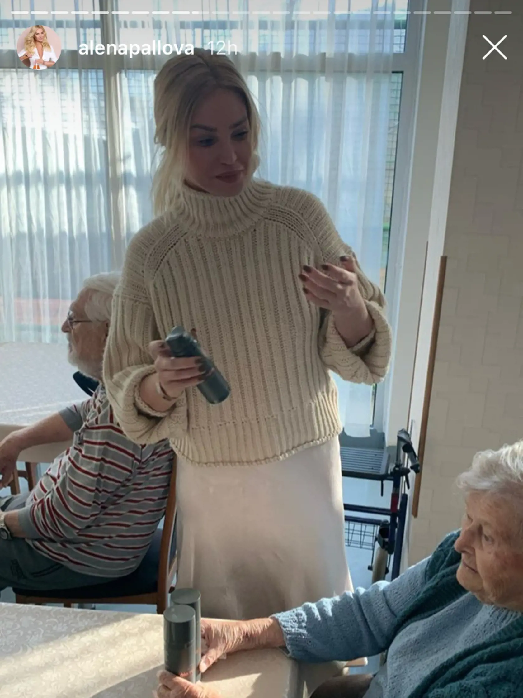 Pallová navštívila Dom seniorov. Tí mali z jej darčekov veľkú radosť.