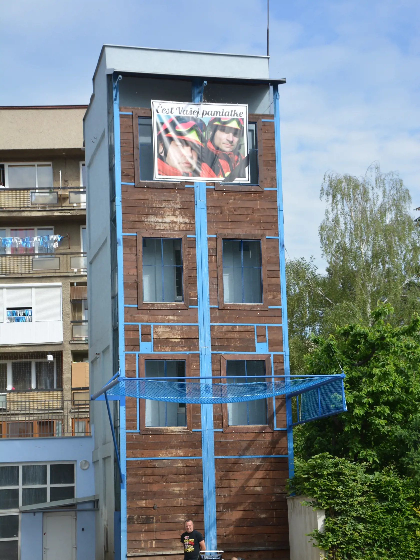 Mŕtvych kolegov pripomína hasičom ich obrovská fotka v priestoroch stanice. 