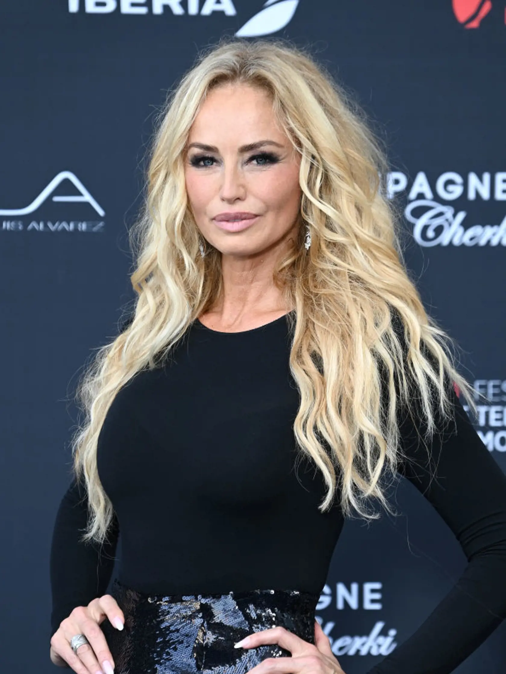 Monte Carlo TV Festival: V sexi čiernych šatách s vysokým rozparkom zažiarila aj 50-ročná slovenská modelka Adriana Karembeu Sklenaříková, ktorá sa v roku 2018 stala prvýkrát mamou.