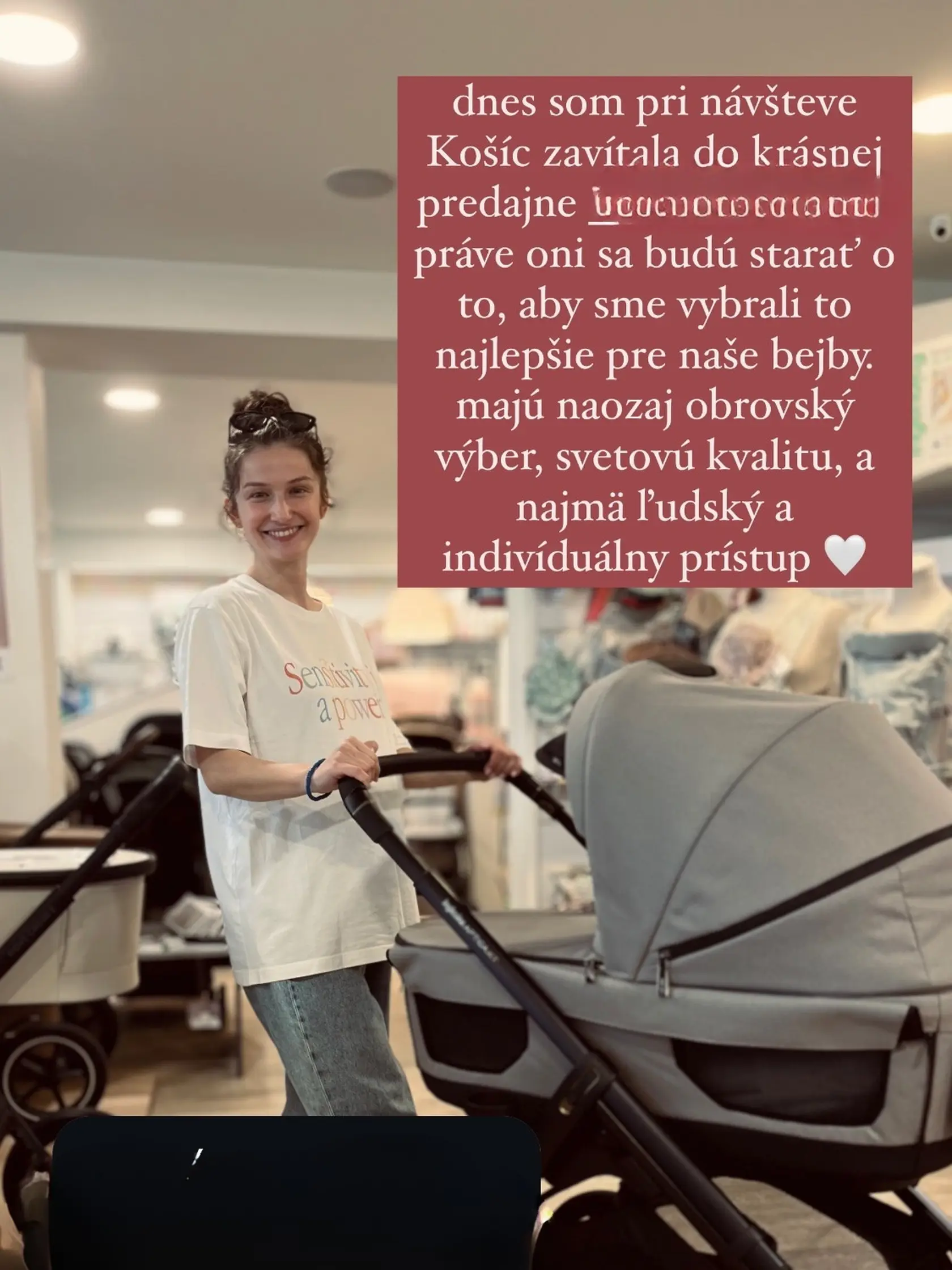 Tehotná Petra Dubayova už vyberá kočík pre bábätko.