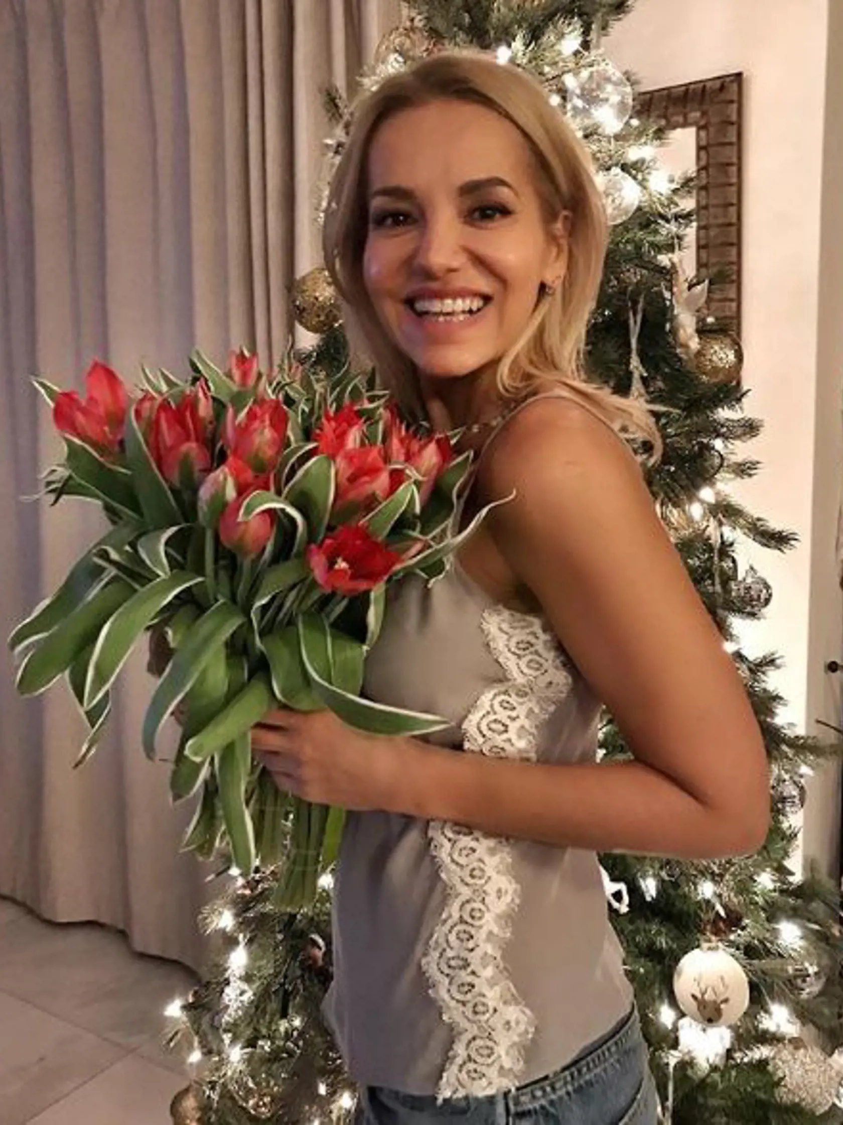 Dara Rolins má výzdobu ladenú do bielej farby.
