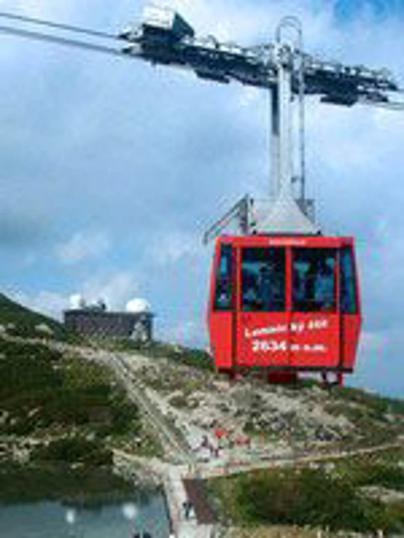 Cestovanie lanovkou je u turistov vo veľkej obľube.