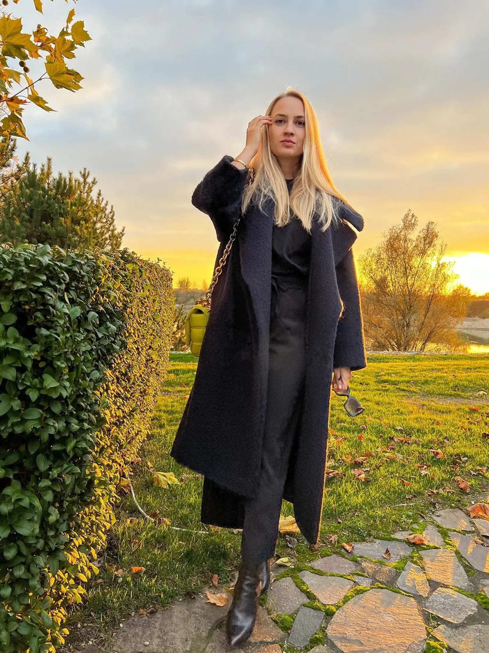 Barbora Krajčirová v elegantnom kabáte a vysokých opätkoch…Všetko v sexi čiernej farbe!