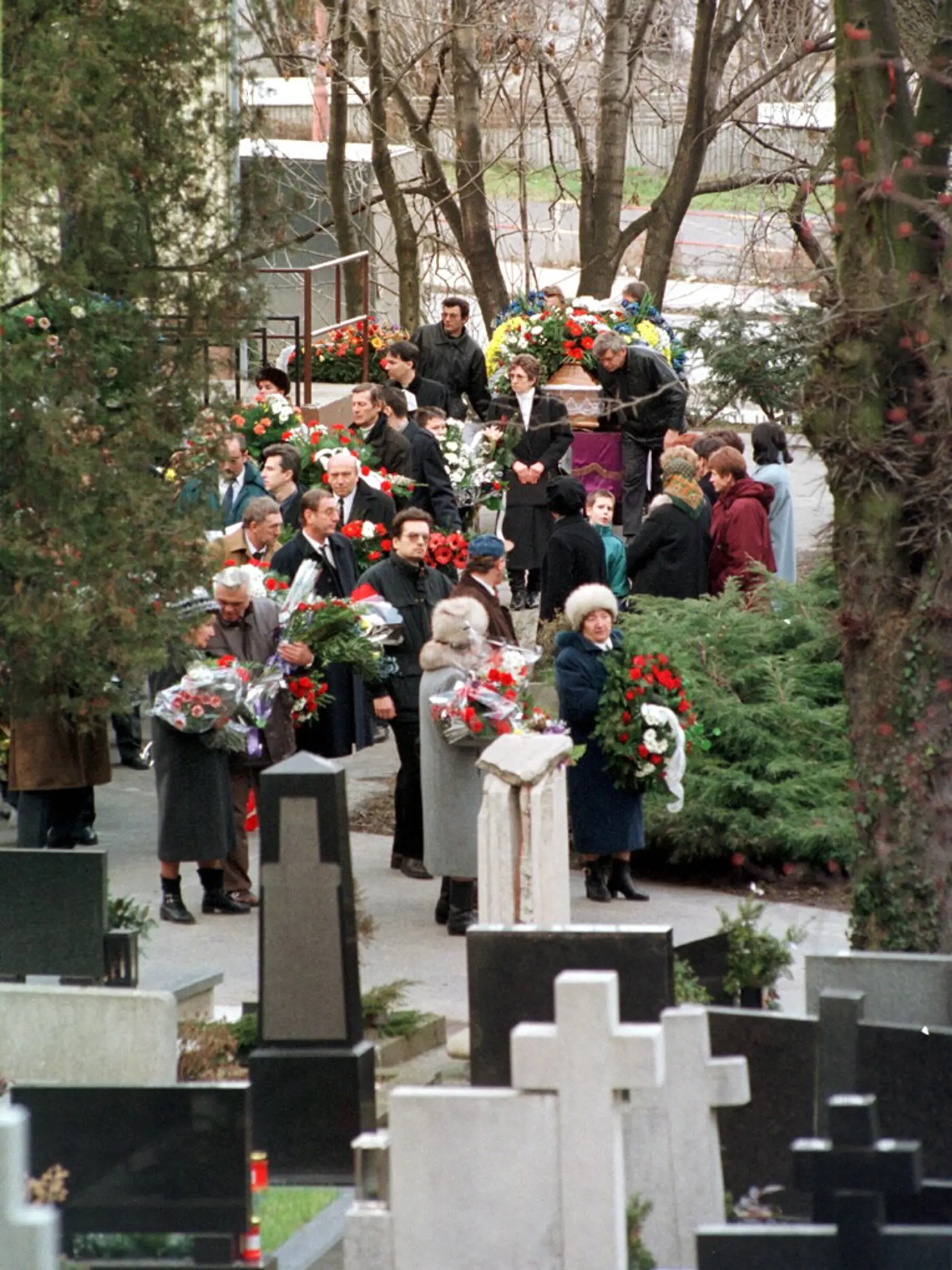 Pohrebný sprievod pri kladení rakvy zavraždeného Jána Duckého do hrobu počas pohrebu 15. januára 1999 na cintoríne na Slávičom údolí v Bratislave.