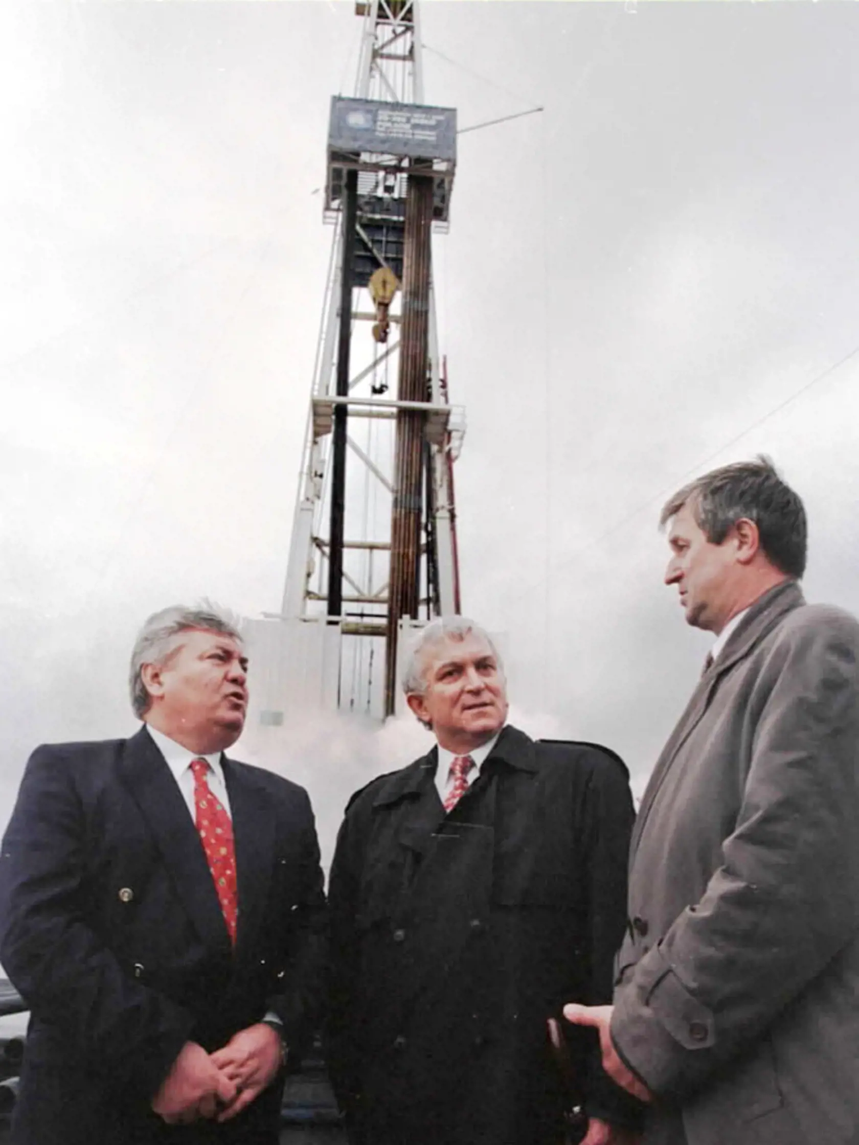 Ján Ducký (vľavo) v rozhovore s ministrom životného prostredia SR Jozefom Zlochom (uprostred) a gen.riaditeľom a.s.Slovgeoterm Otom Halásom pred začatím hydrotermálnych skúšok v katastri obce Svinica v okr.Košice-okolie. (1998)