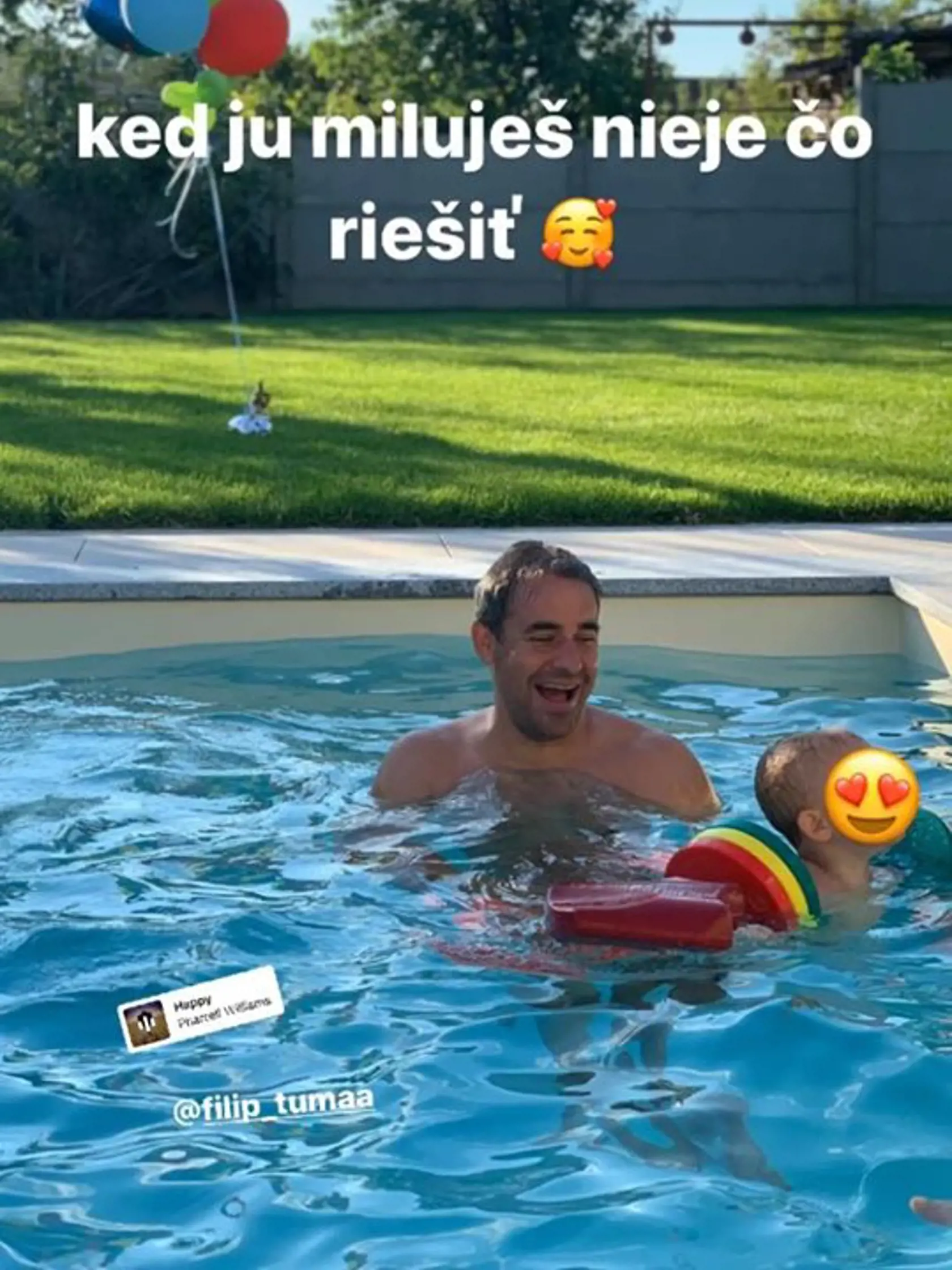 U Pociskovcov sa cez víkend oslavovalo. Dcérka Lianka v bazéne s ocinom Filipom.