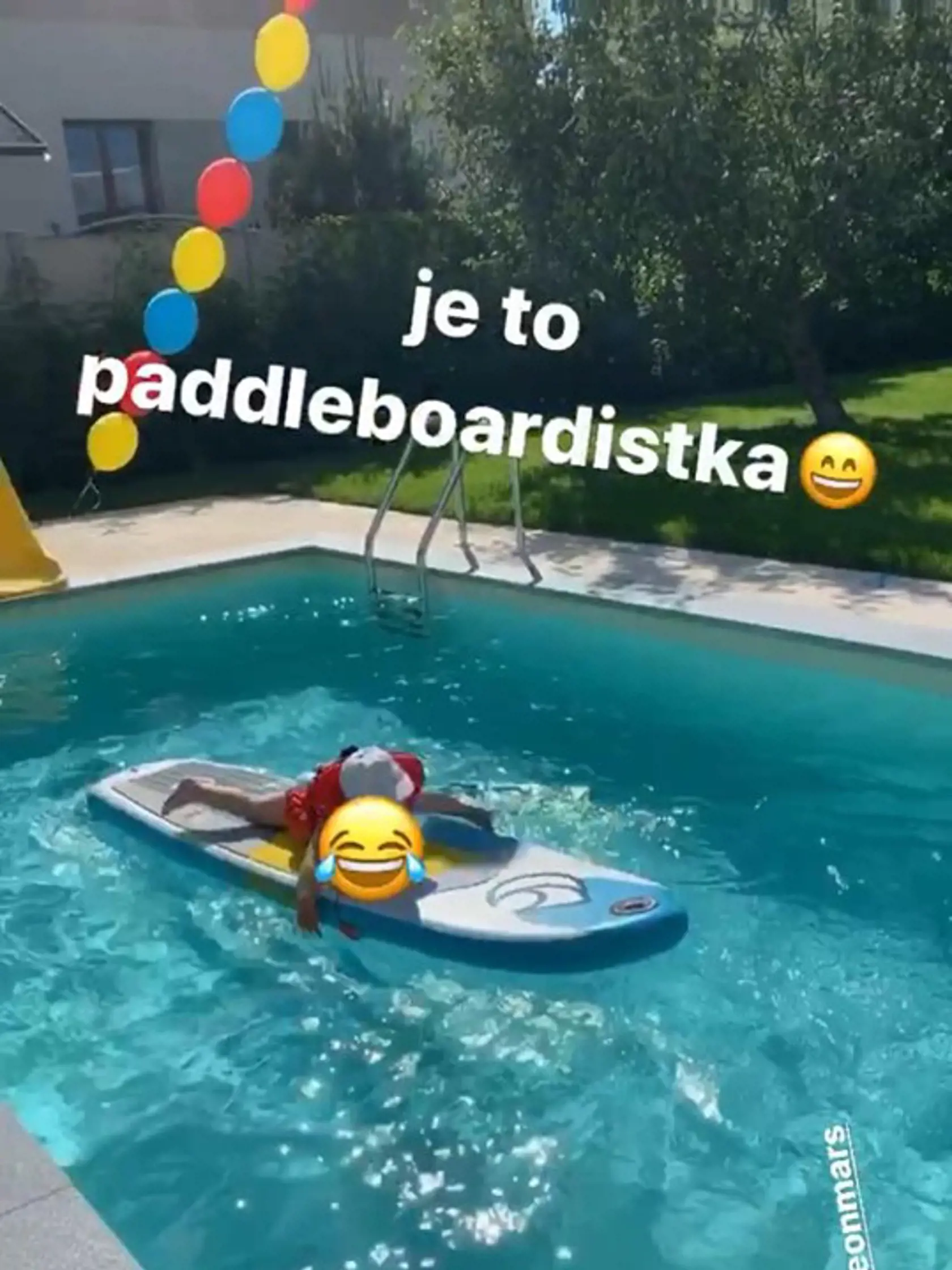 U Pociskovcov sa cez víkend oslavovalo. Dcérka Lianka v bazéne na paddleboarde.