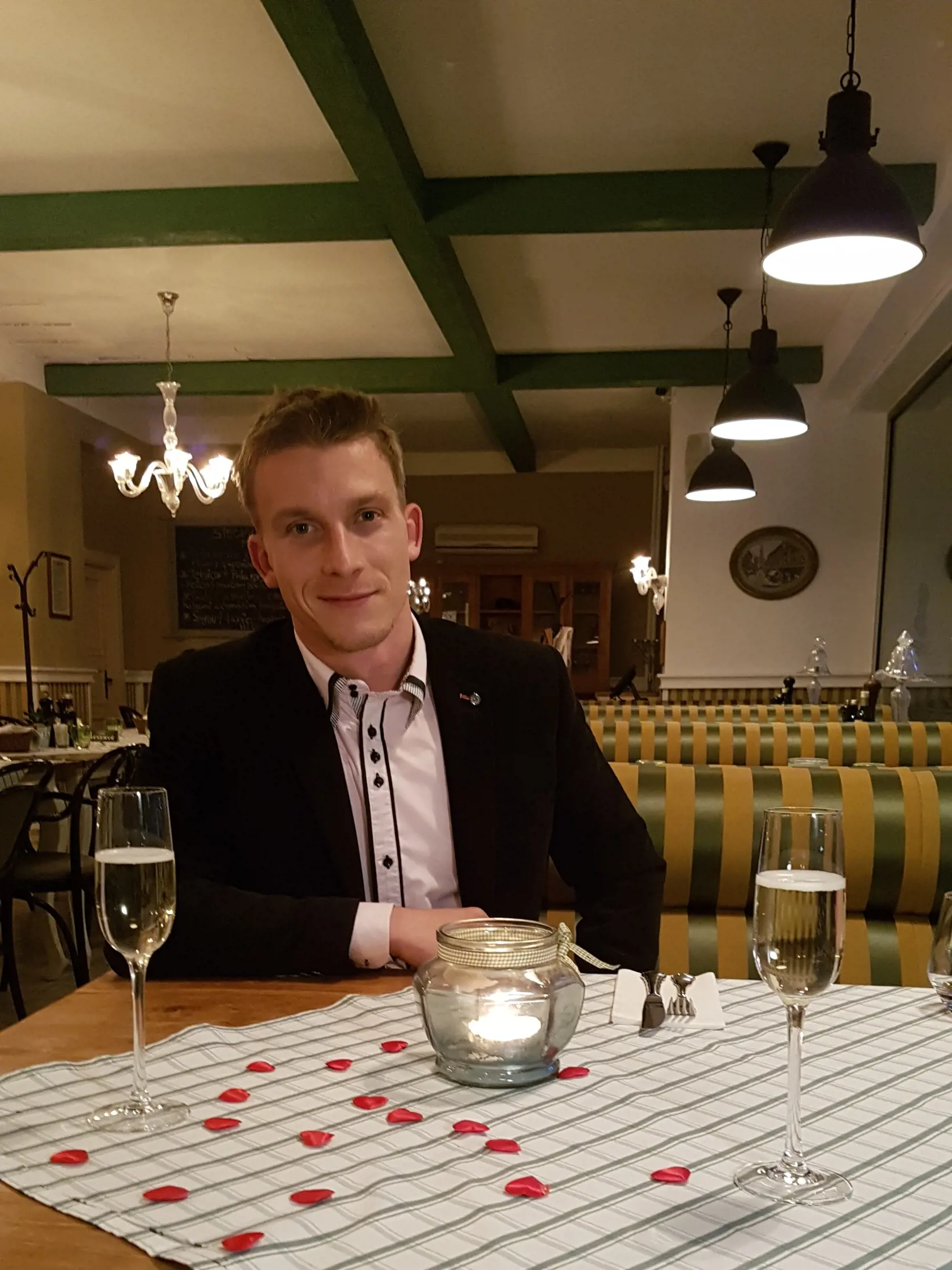 Na výherkyňu čaká romantická večera s Jurajom Bačom.