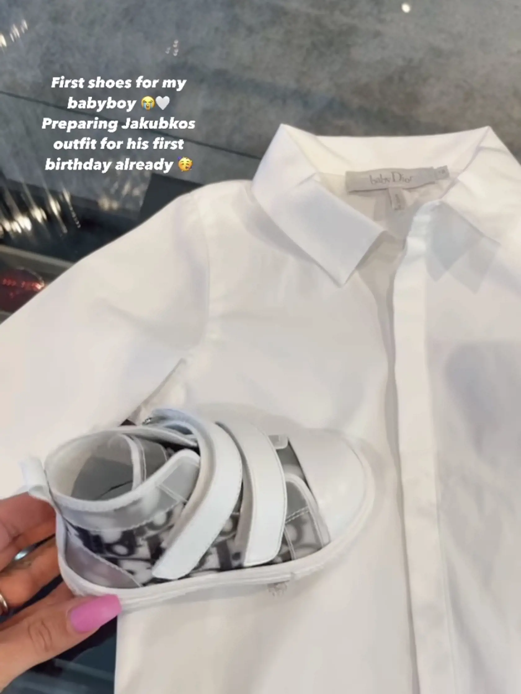 Dominika sa pochválila štýlovými teniskami Dior pre svojho syna. Vysolíte za ne 475 eur! Biela košeľa od slávneho módneho domu vás vyjde na 210 eur.