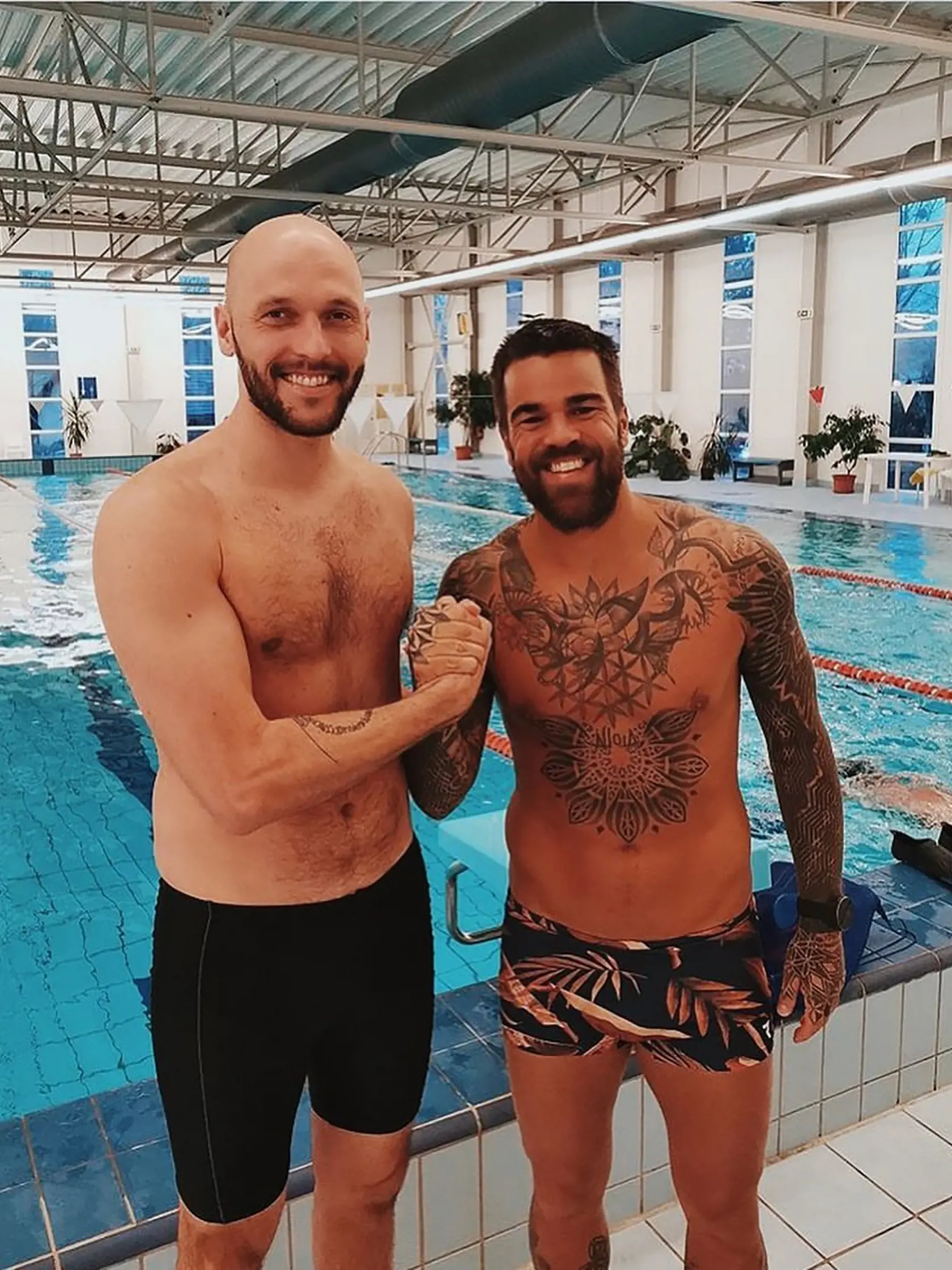 MICHAL TRUBAN Na zábere s futbalistom Filipom Šebom, vpravo.