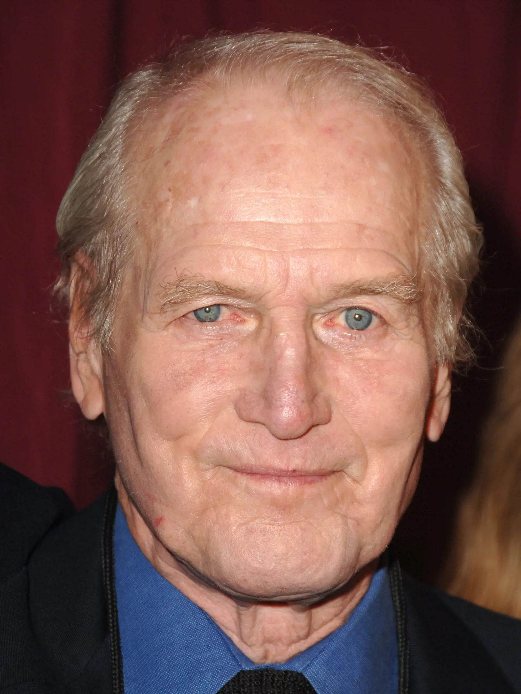 Paul Newman zomrel 26. septembra 2008 vo veku 83 rokov, no jeho odkaz žije ďalej. Bol nielen výnimočným hercom, ale aj človekom, ktorý svojimi aktivitami inšpiroval milióny ľudí. Jeho príbeh, ktorý spája Hollywood s malou dedinkou na Slovensku, ostáva dôkazom, že aj zdanlivo malé korene môžu vyprodukovať svetové legendy.