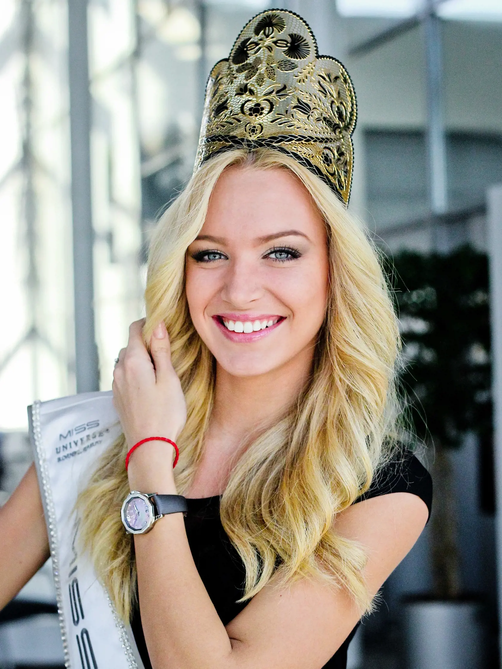 Na snimke vitazka sutaze Miss Universe 2013 Jeanette Borhyova prebrala z ruk generalneho riaditela Mercedes-Benz Slovakia pana Andreja Glatza hlavnu cenu, novy Mercedes-Benz triedy CLA.