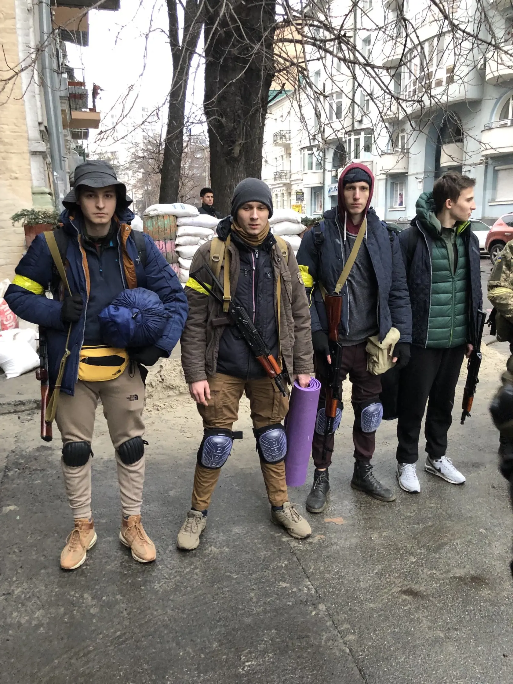 Štvorica mladých chlapcov namiesto užívania si bezstarostného života musí sa hlásiť a odísť na front. Ich výraz vypovedá o ich pocitoch. Zbrane prevesené cez plece pôsobia desivo.