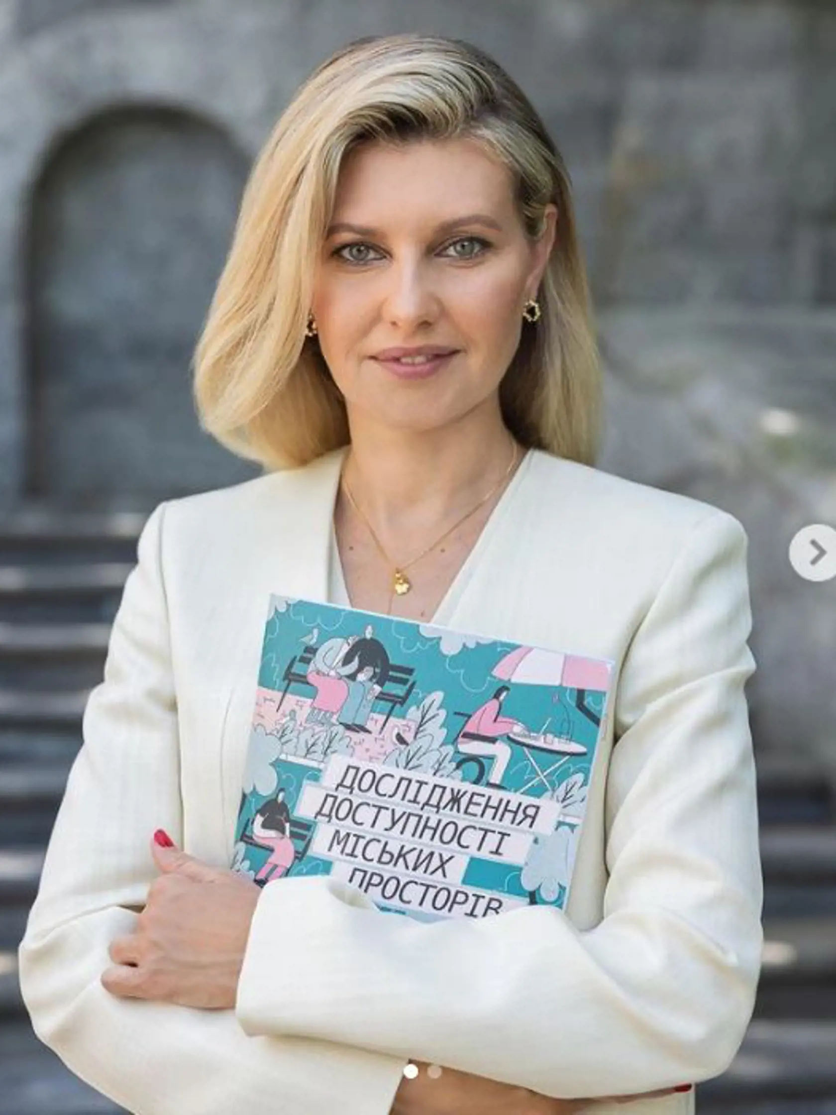Narodila sa ako Olena Kiyashko, od roku 2003 je manželkou Volodymyra Zelenského, prezidenta Ruskom okupovanej Ukrajiny. Olena a Volodymyr sa zoznámili počas vysokoškolských štúdií. Študovala architektúru, neskôr ale dala prednosť dráhe spisovateľky a scenáristky. Svoje pracovné sily spojili v súbore Kvartal 95, v ktorom Zelenskyj vynikal ako herec a komik a Olena pracovala na scenároch.