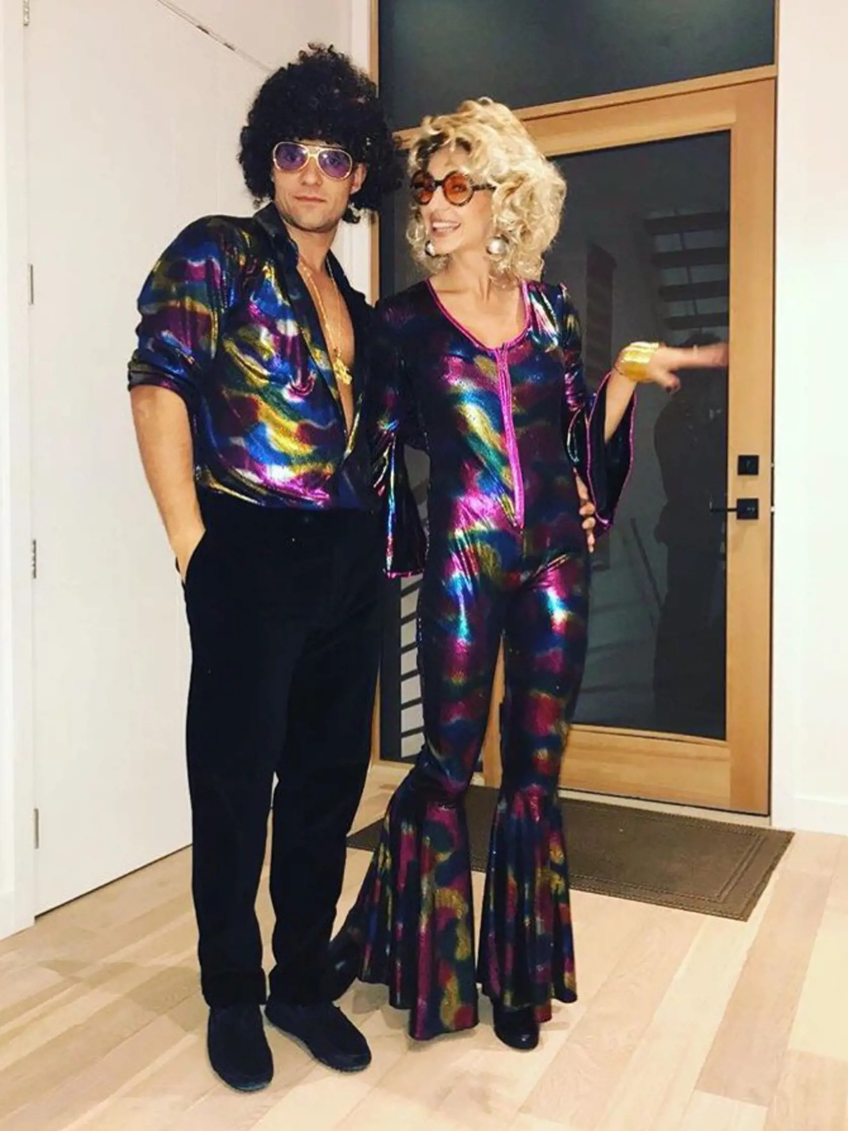 Náš obranca Andrej Sekera momentálne svojmu Edmontonu pre zranenie nemôže pomôcť, no skvelý obranca si Halloween užil aj so svojou manželkou Katkou v disco štýle.
