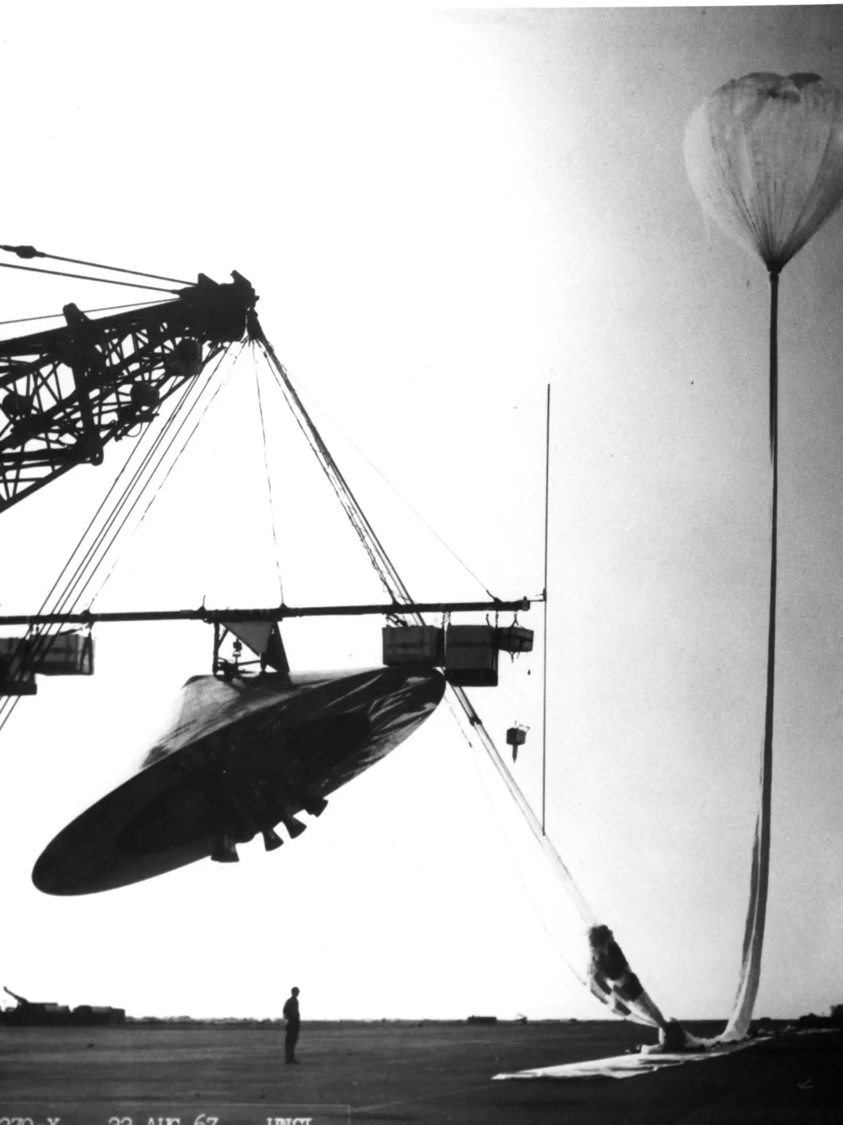 Zábery z údajnej havárie UFO pre meste Roswell.