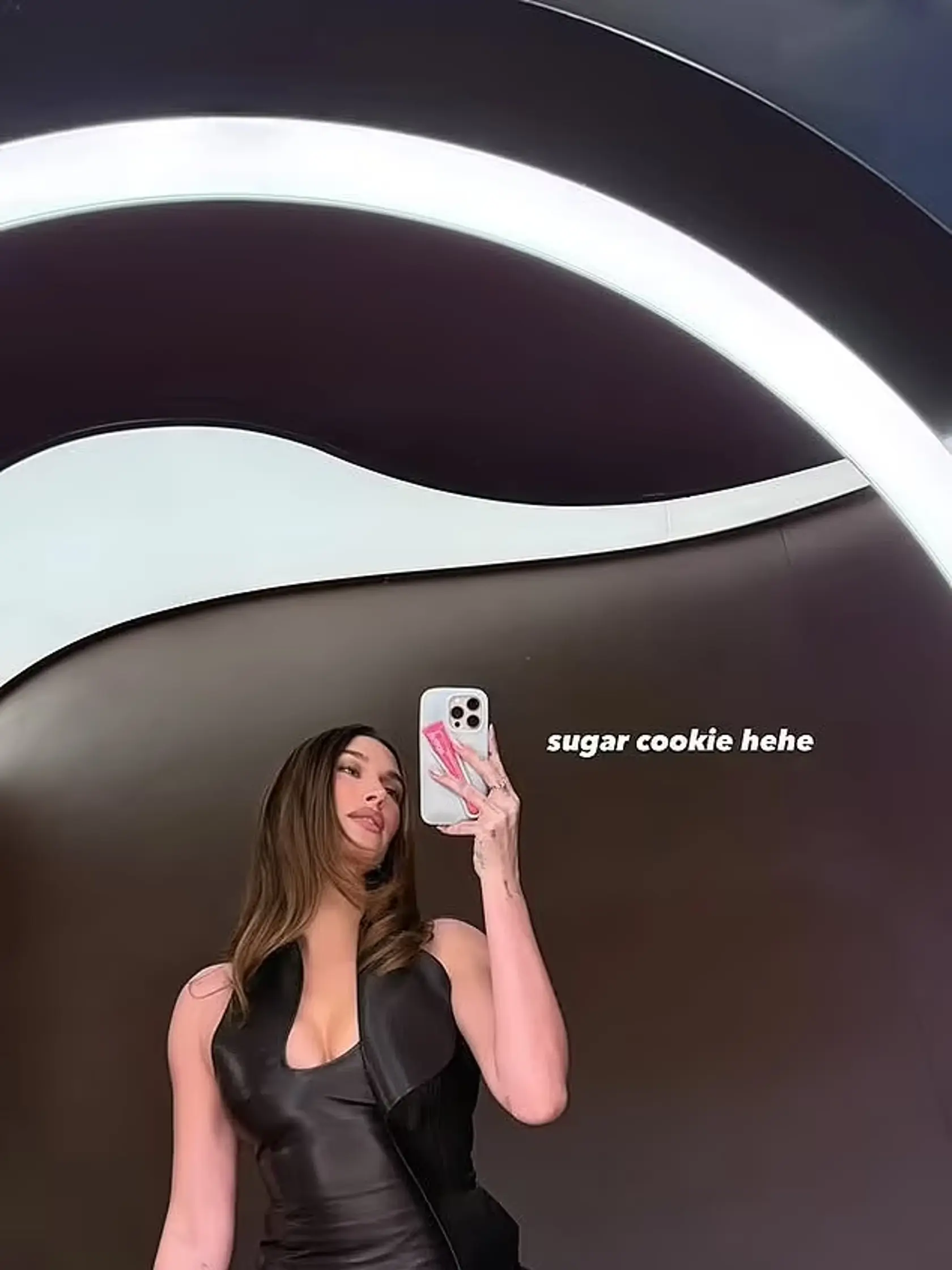Hailey Bieber najnovšou fotkou na Instagrame prekvapila! Modelka ukázala ženskejšie krivky. Je pravdepodobné, že za touto premenou a jej ženskejším telom stojí nedávne materstvo. Spolu s manželom Justinom Bieberom totiž v auguste 2024 privítali na svet svojho prvého syna, Jacka Bluesa Biebera. Zdá sa, že materstvo Hailey prospieva – vyzerá sebavedomejšie a žiarivejšie.