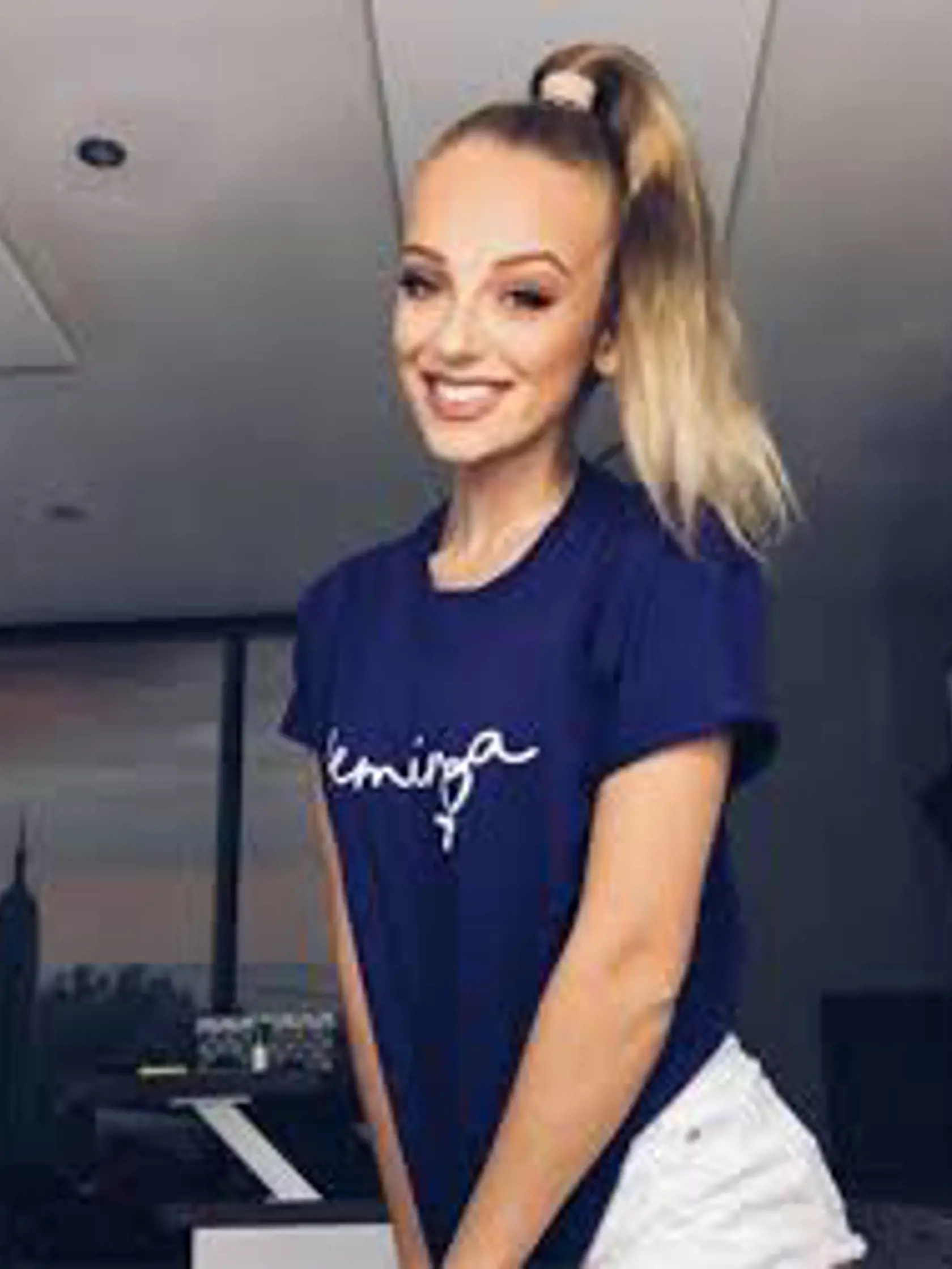 Sima sa stala obeťou sexuálneho zneužívania keď mala len 14 rokov.