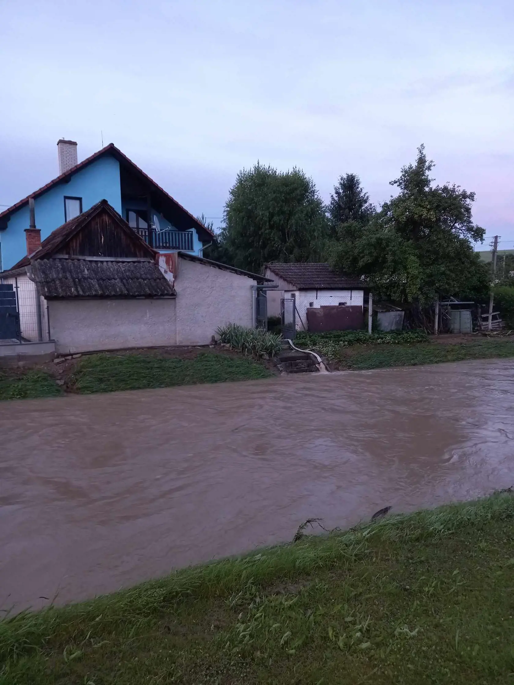 Silné búrky spôsobili záplavy v obci Svinná v Trenčianskom okrese.