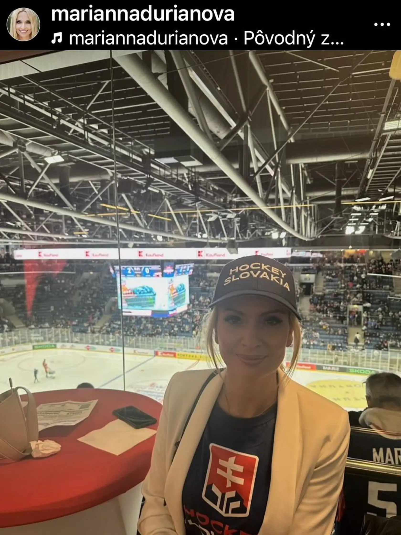 Marianna Ďurianová na hokejovom zápase s Lotyšskom.