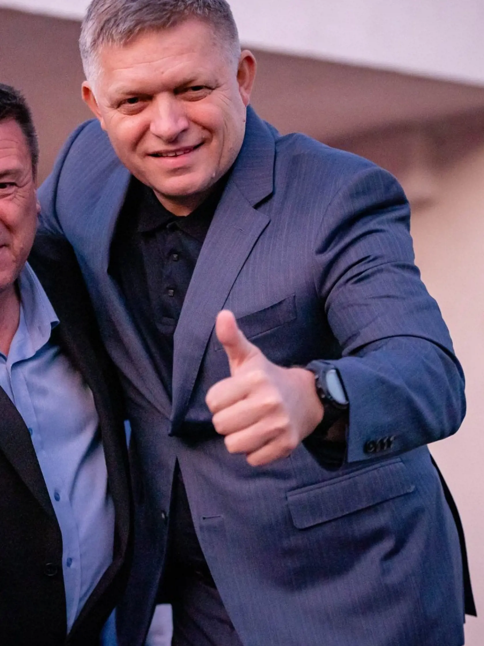 K polokošeli nenosíme kravatu a mala by byť zapravená do nohavíc s opaskom, nie vytiahnutá cez ne. Farebne prípadne materiálom by mala ladiť s oblekom. Fico toto kritérium splnil.