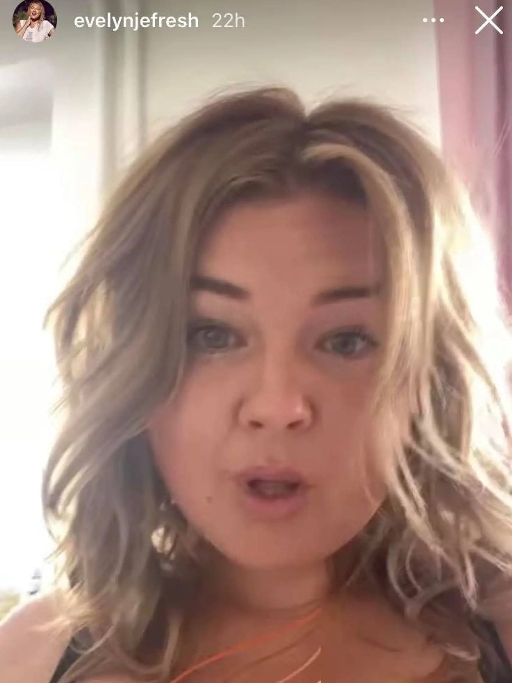 Apríl 2021: Evelyn zmenila farbu vlasov a mierne si dala upraviť pery.
