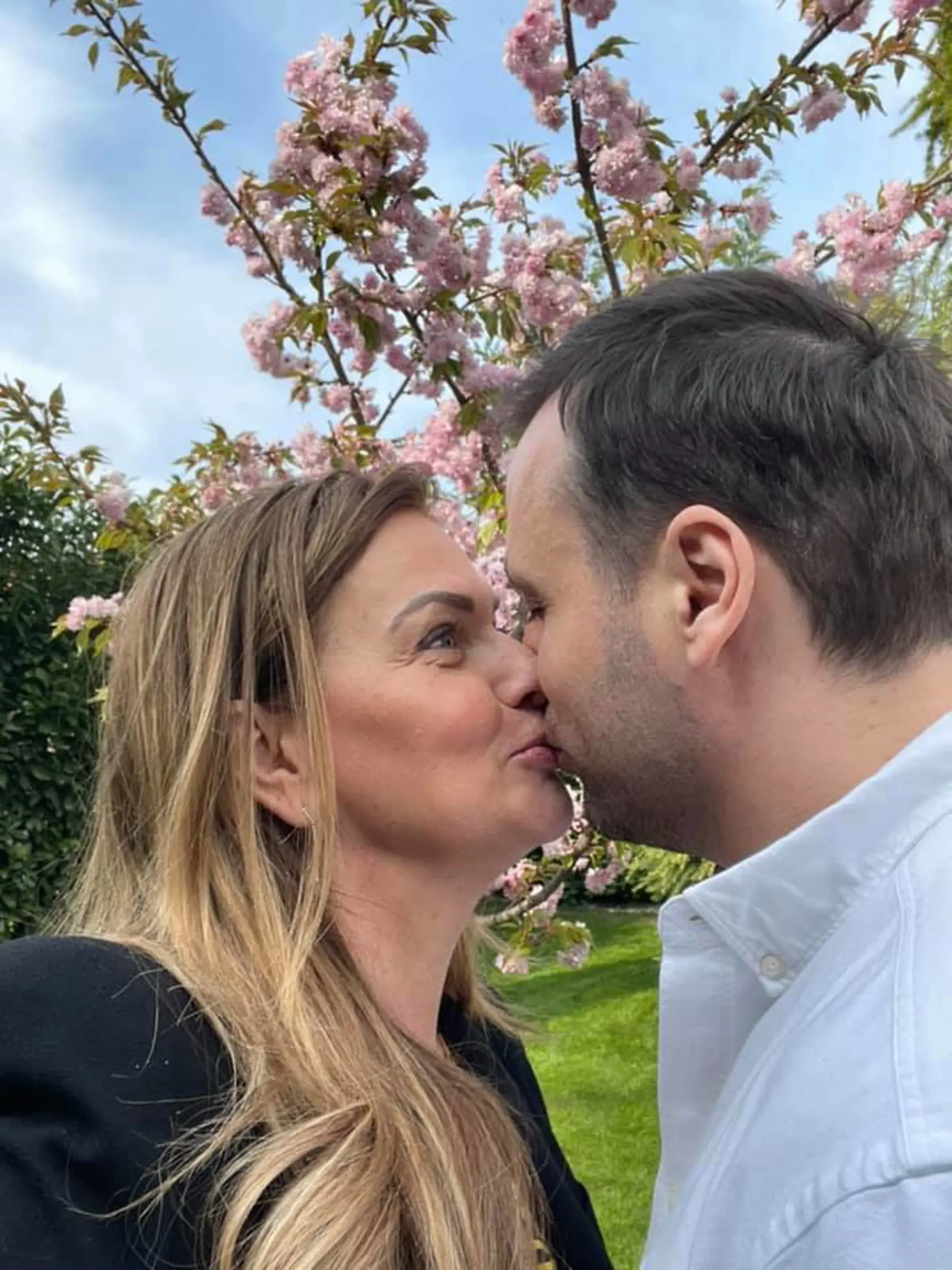 Monika Beňová neskýva romantickú dušu. S partnerom Ľubomírom už stihli bozk pod rozkvitnutou čerešňou, a to ešte v apríli!