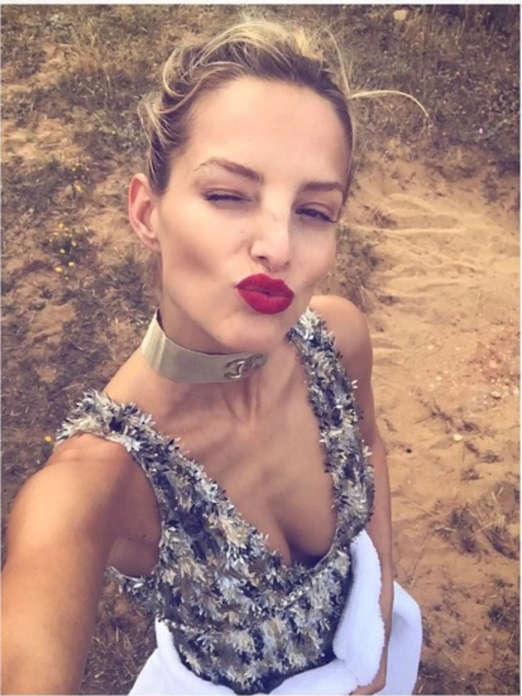 Naša najúspešnejšia modelka Michaela Kocianová. O jej extrémnej chudosti sa toho popísalo už dosť. No Miša si z toho očividne ťažkú hlavu nerobí a dokonca sa na Instagram fotí v pózach, ktoré jej štíhlosť ešte viac zvýrazňujú. Mobil si vždy natočí tak, že jej na foto vytŕčajú kľúčne kosti, kostnaté ramená či dokonca rebrá na hrudníku.