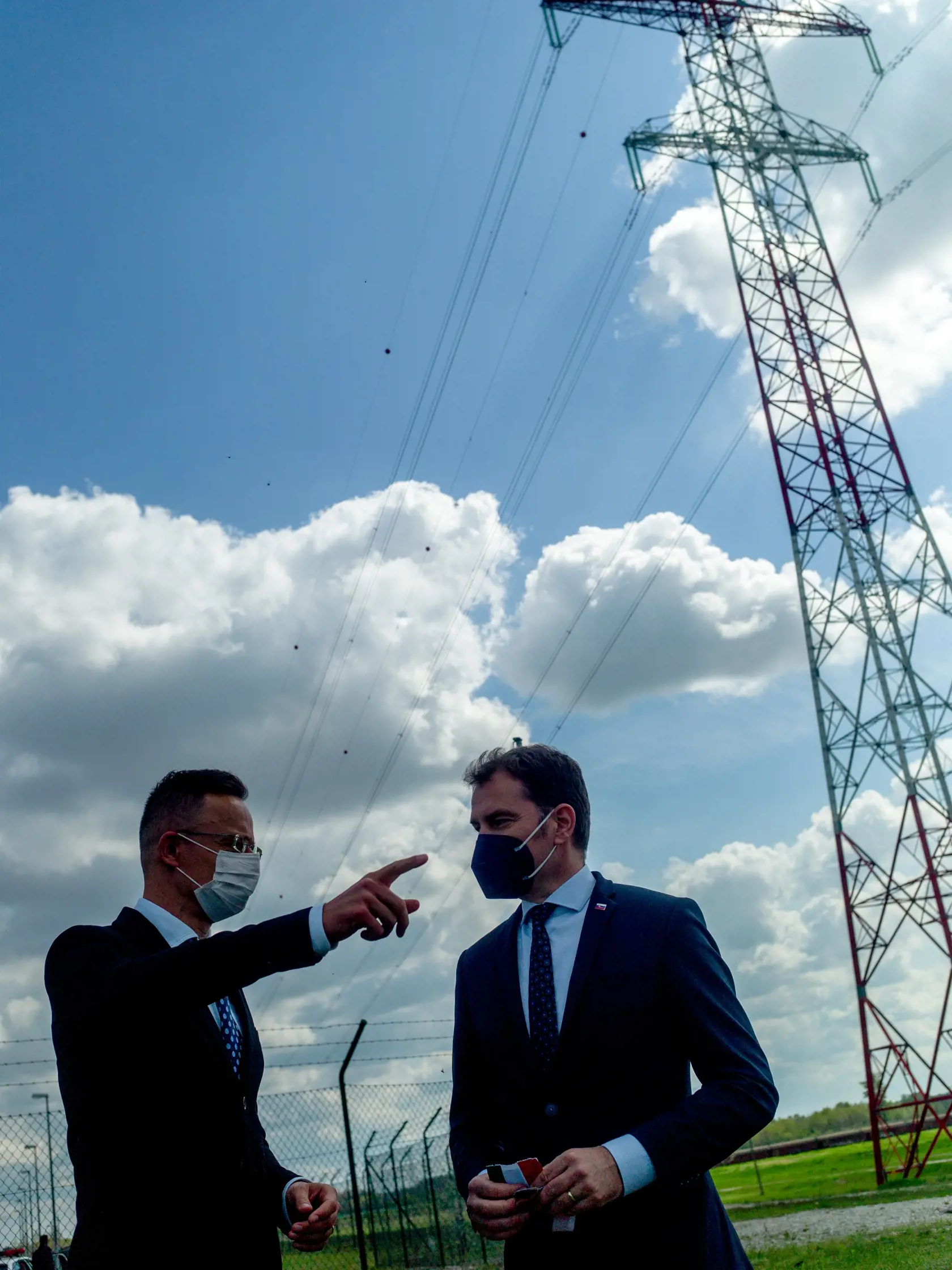 Minister zahraničných vecí Maďarska Péter Szijjártó (vľavo) s podpredsedom vlády SR a ministrom financií SR Igorom Matovičom (vpravo) sa pri severomaďarskej obci Gönyű zúčastnili vo štvrtok na sprevádzkovaní nových cezhraničných elektrických vedení prepájajúcich Maďarsko so Slovenskou republikou. Gönyű, 29. apríla 2021. EASYFOTO TASR - Ladislav Vallach
