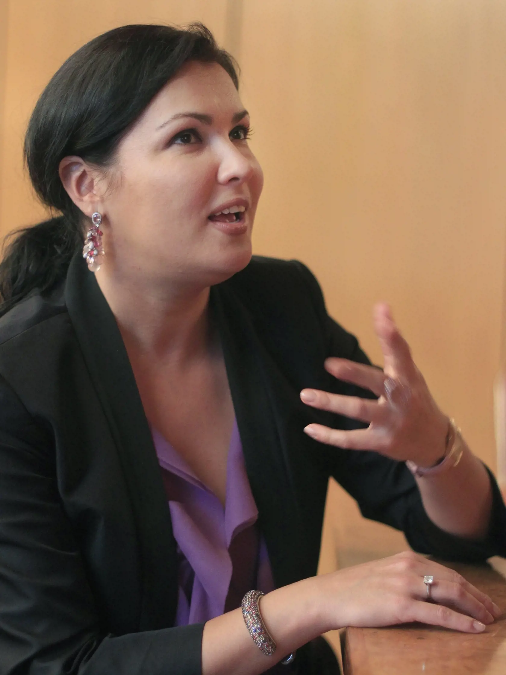 Na snímke z 28.septembra 2011 rakúska operná diva ruského pôvodu Anna Netrebková v Metropolitnej opere v New Yorku. Na doskách tohto operného domu vtedy spievala titulnú úlohu v diele Gaetania Domizettiho Anna Bolena.