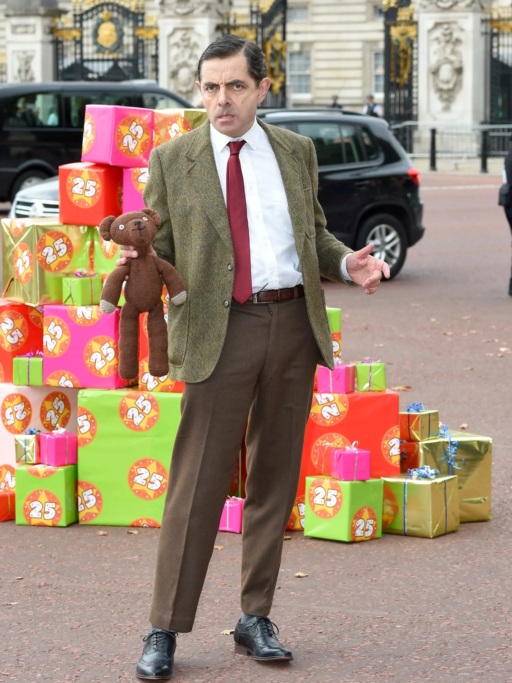 Ak by sme si mali vybrať jednu jedinú komickú postavičku, ktorú zaručene pozná celý svet, bol by to nepochybne Mr. Bean. Tichý, ale roztržitý muž s ulízanými vlasmi a medvedíkom dokáže rozosmiať aj bez slov azda každého.